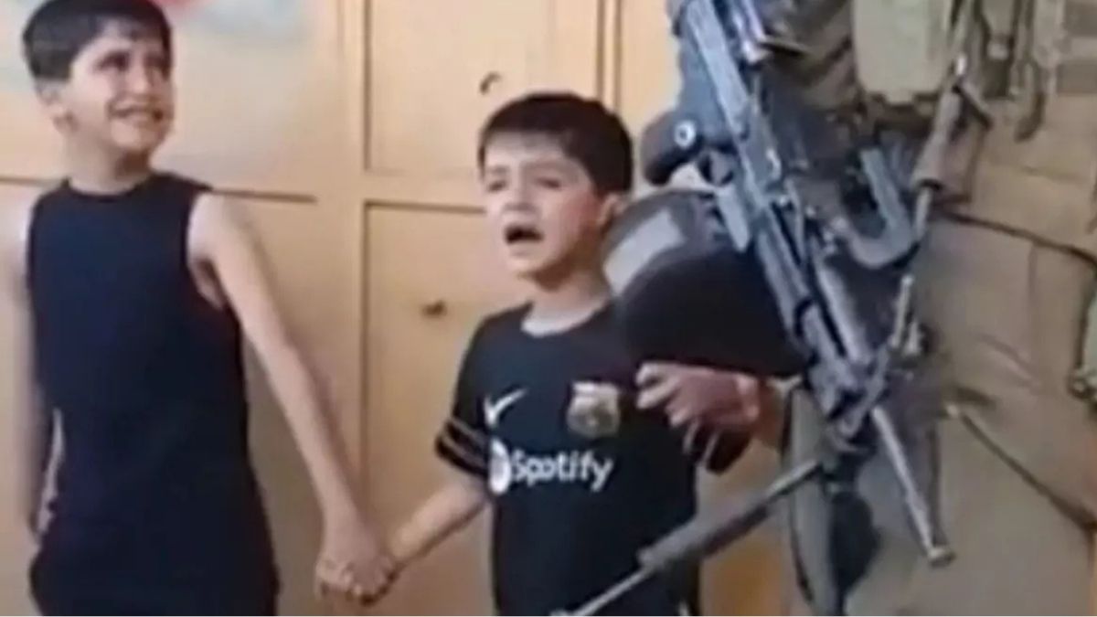 Katil İsrail'in casusluk iddiasıyla gözaltına aldığı çocuklar korkudan dışarıya çıkamıyor