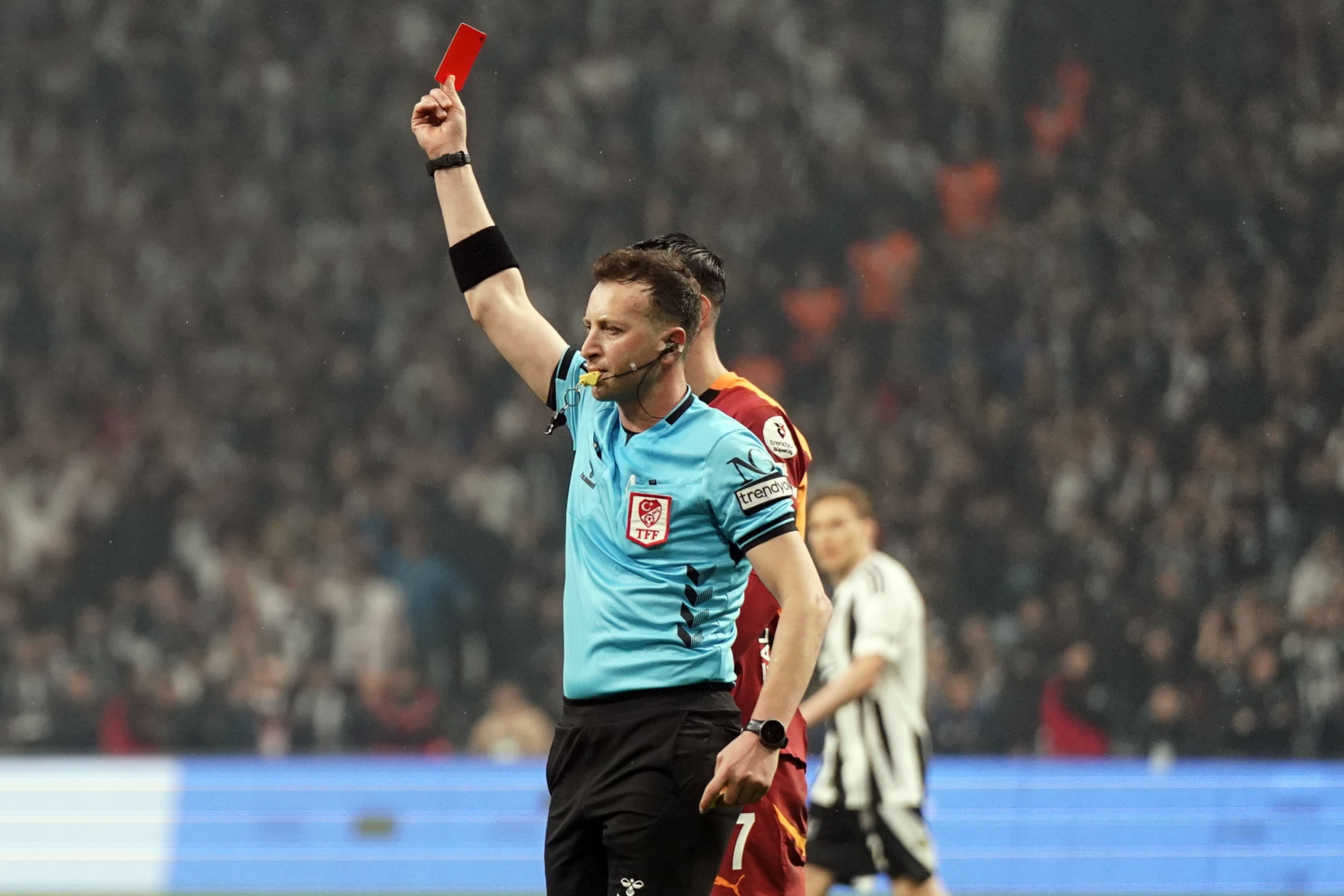 Priprave na derbi Galatasaray-Beşiktaş se nadaljujejo, znane kvote in rdeči kartoni