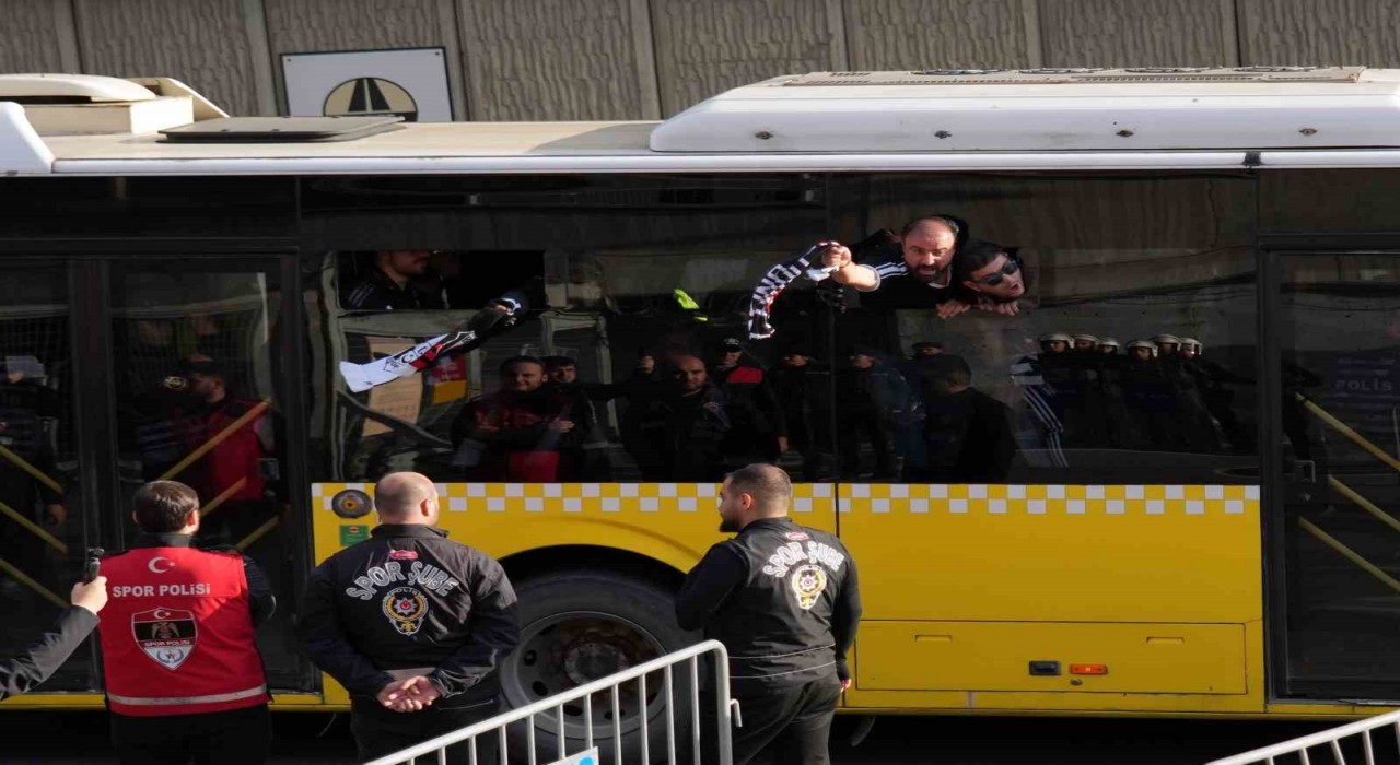 Beşiktaş taraftarı RAMS Park'a ulaştı