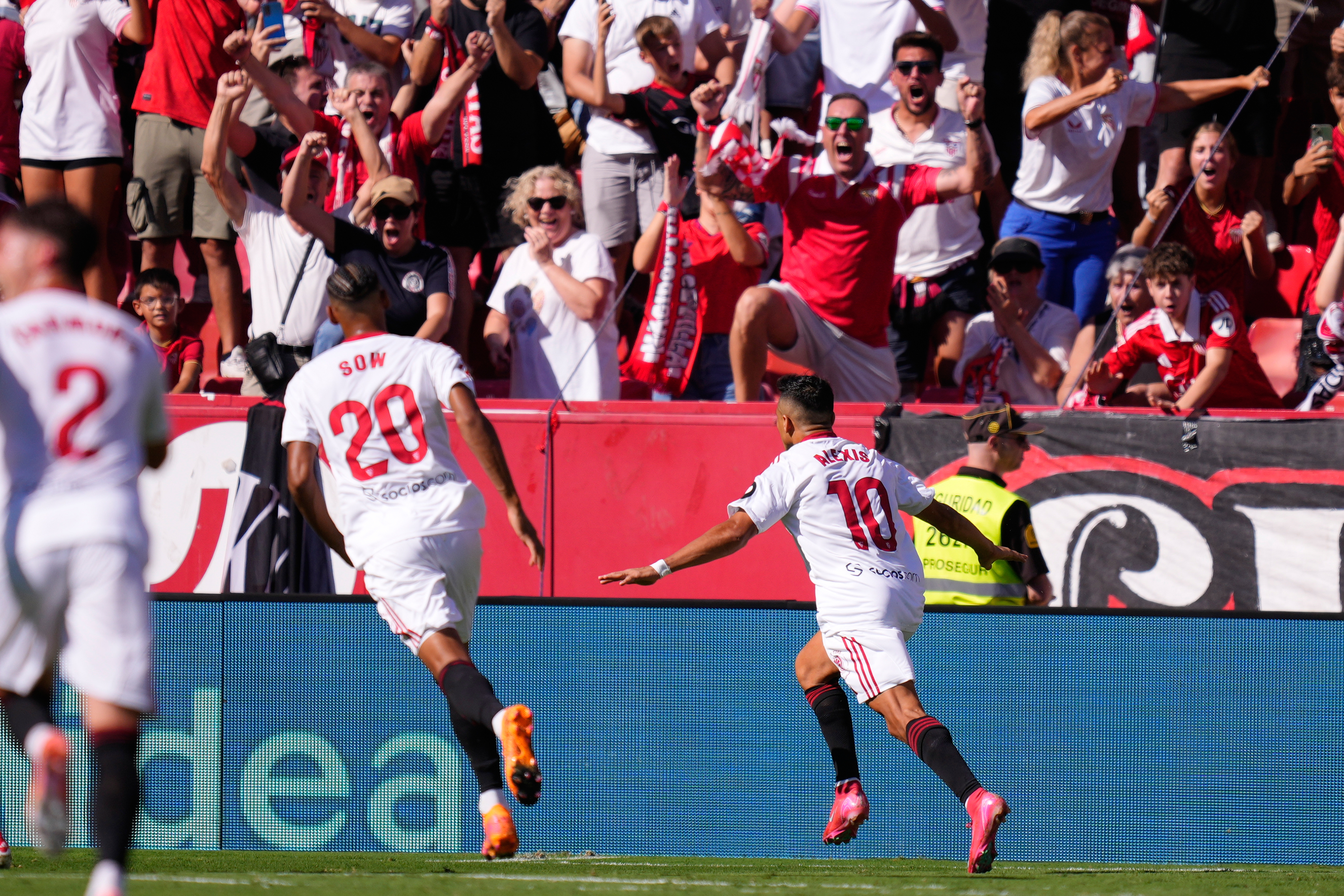 Sevilla, Barcelona'yı farklı geçti