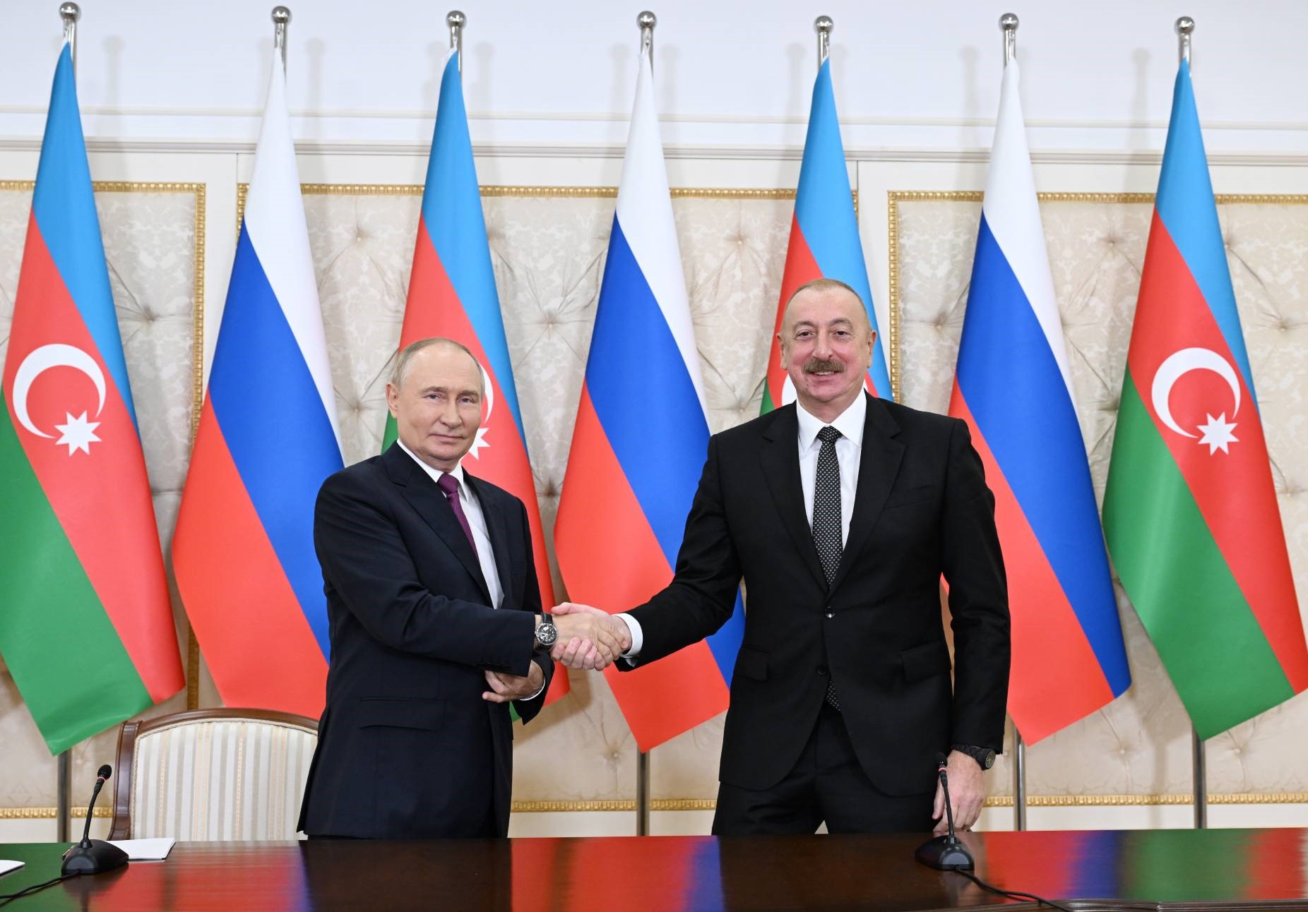 Aliyev, Putin'in doğum gününü kutladı