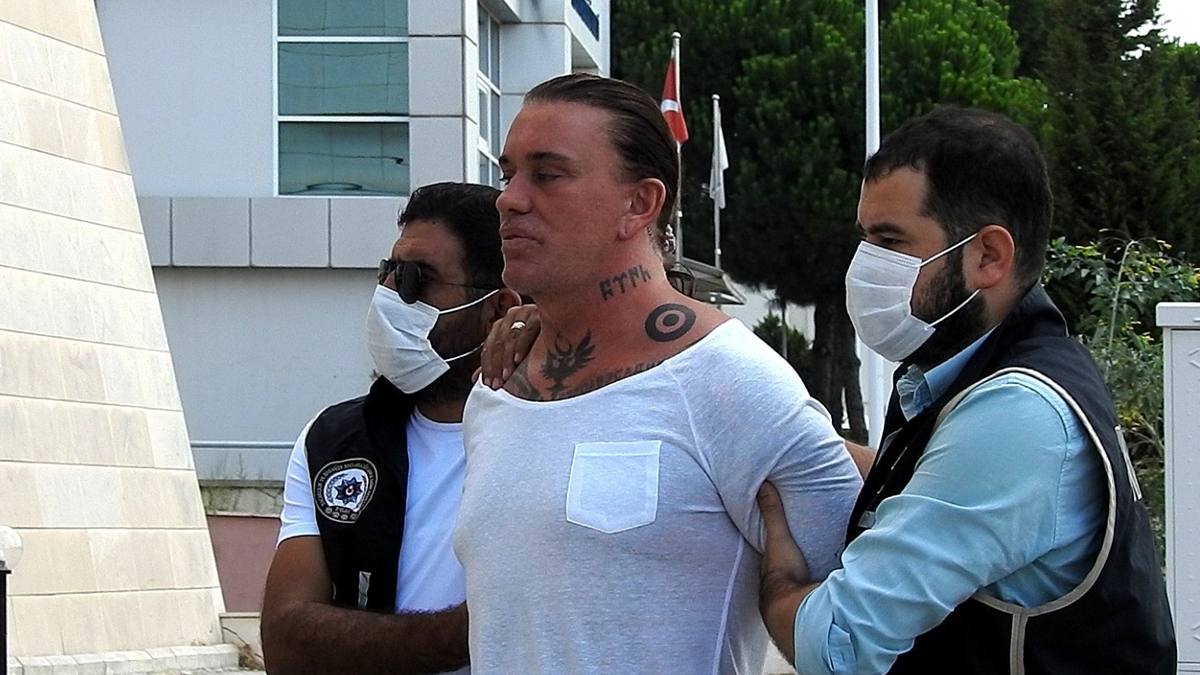 V İzmirju aretirali Necatija Coşkuna Arabacıja, voditelja kriminalne združbe 'Peklenski angeli'