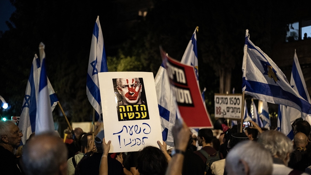 Soykırımcı Netanyahu'ya evinde protesto şoku... Esirlerin aileleri tepki gösterdi