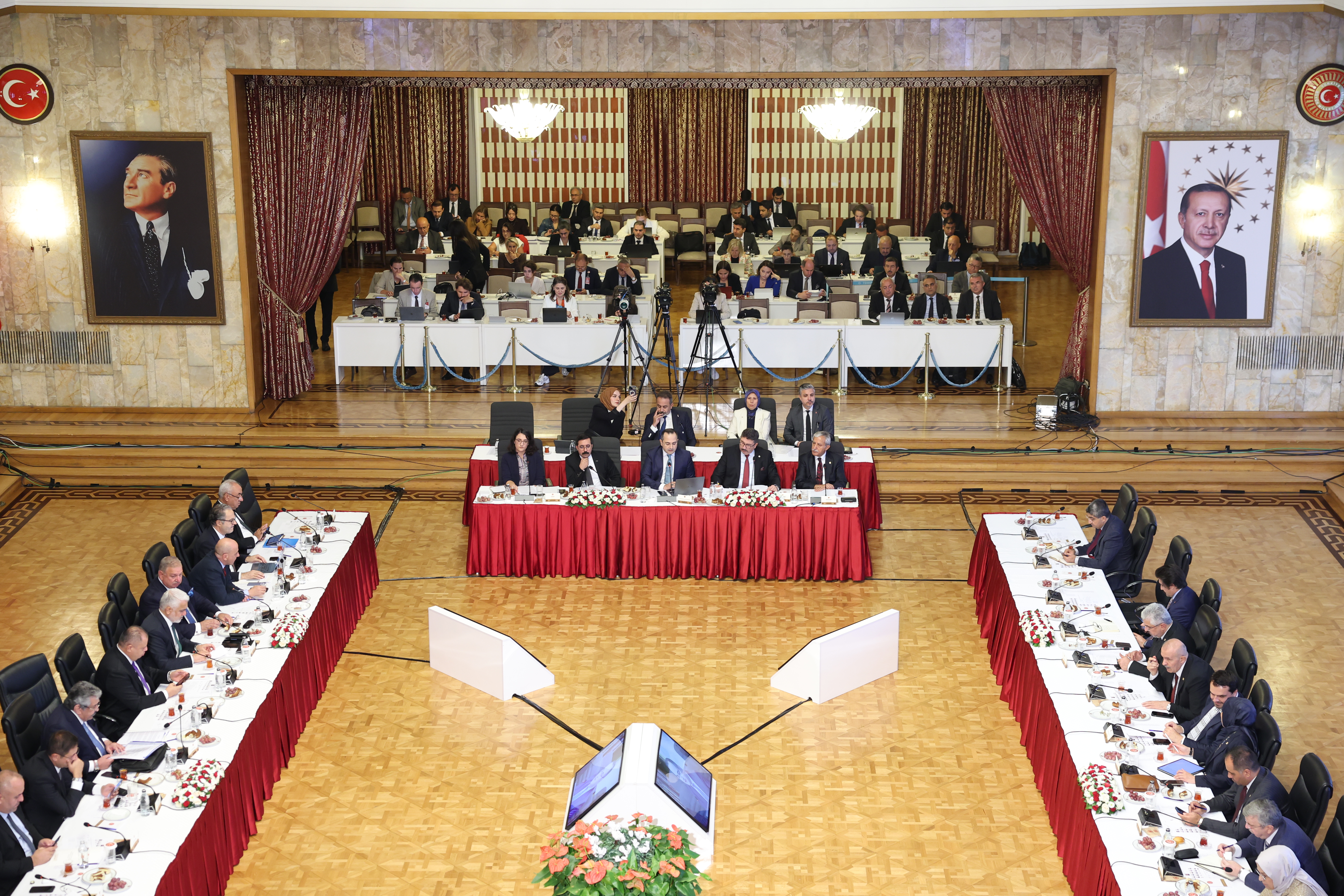 Komisija za nacionalno solidarnost, bratstvo in demokracijo zasedala pod vodstvom Numana Kurtulmuşa