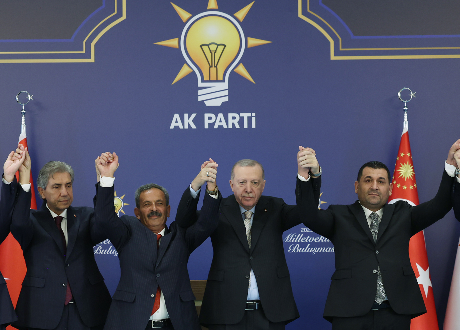 Rozetlerini Başkan Erdoğan taktı... 7 Belediye Başkanı AK Parti'ye geçti