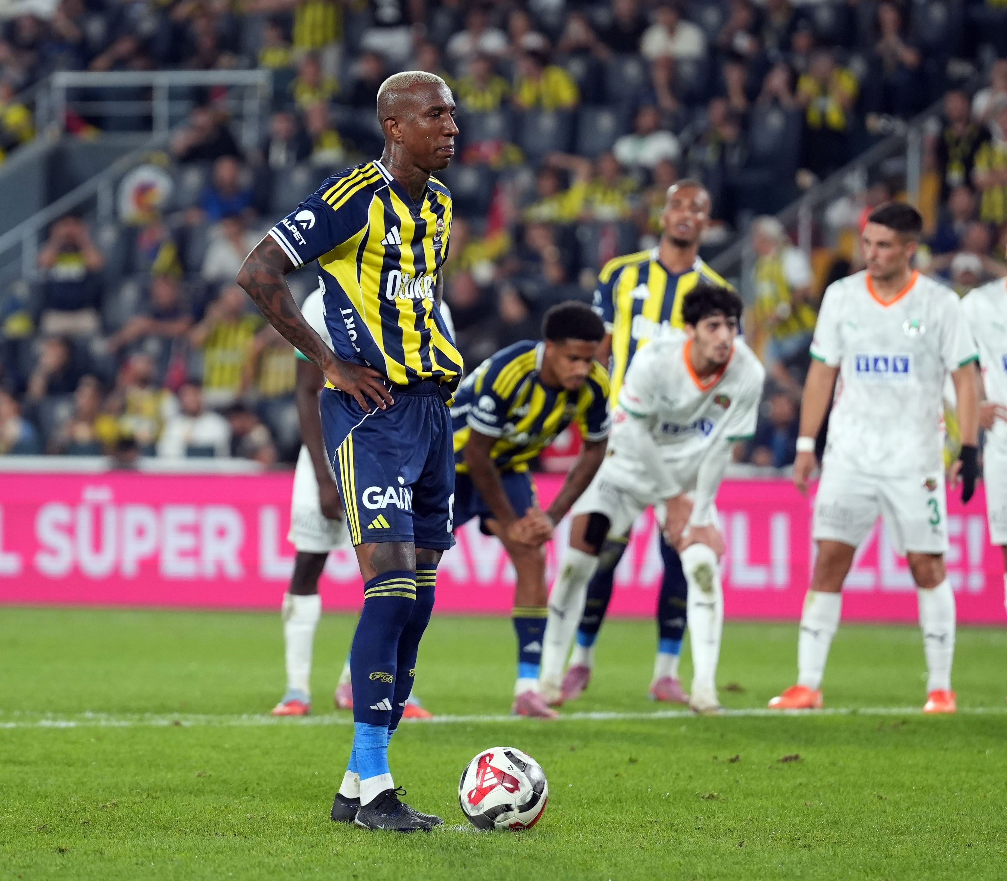 Süper Lig'in ilk 8 haftasında en çok penaltı kazanan takım Fenerbahçe