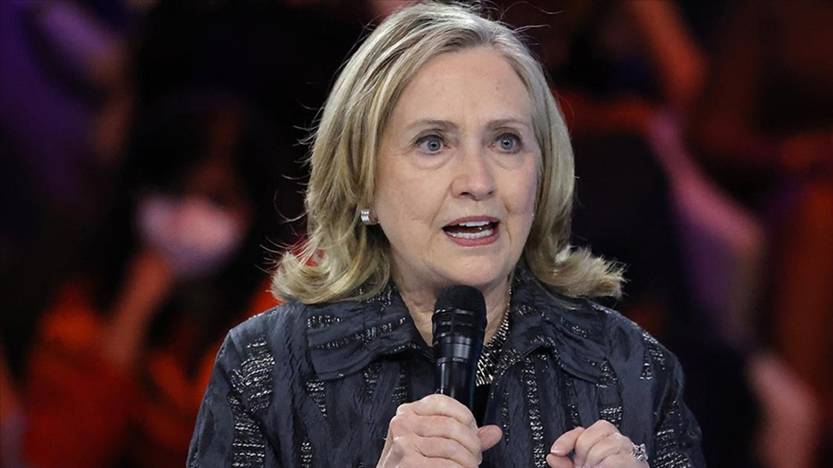 Clinton: Trump yönetimi Maduro'ya askeri harekat için zemin hazırlıyor