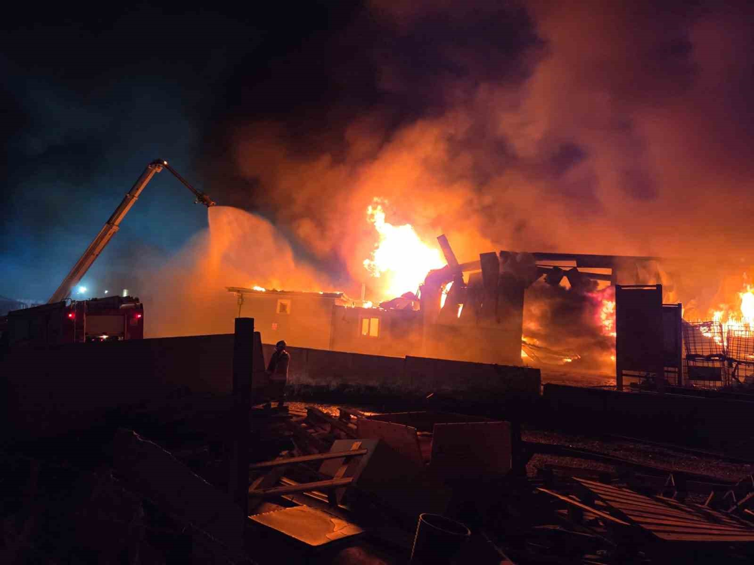 Požar v tovarni za recikliranje v Elmadağu pod nadzorom