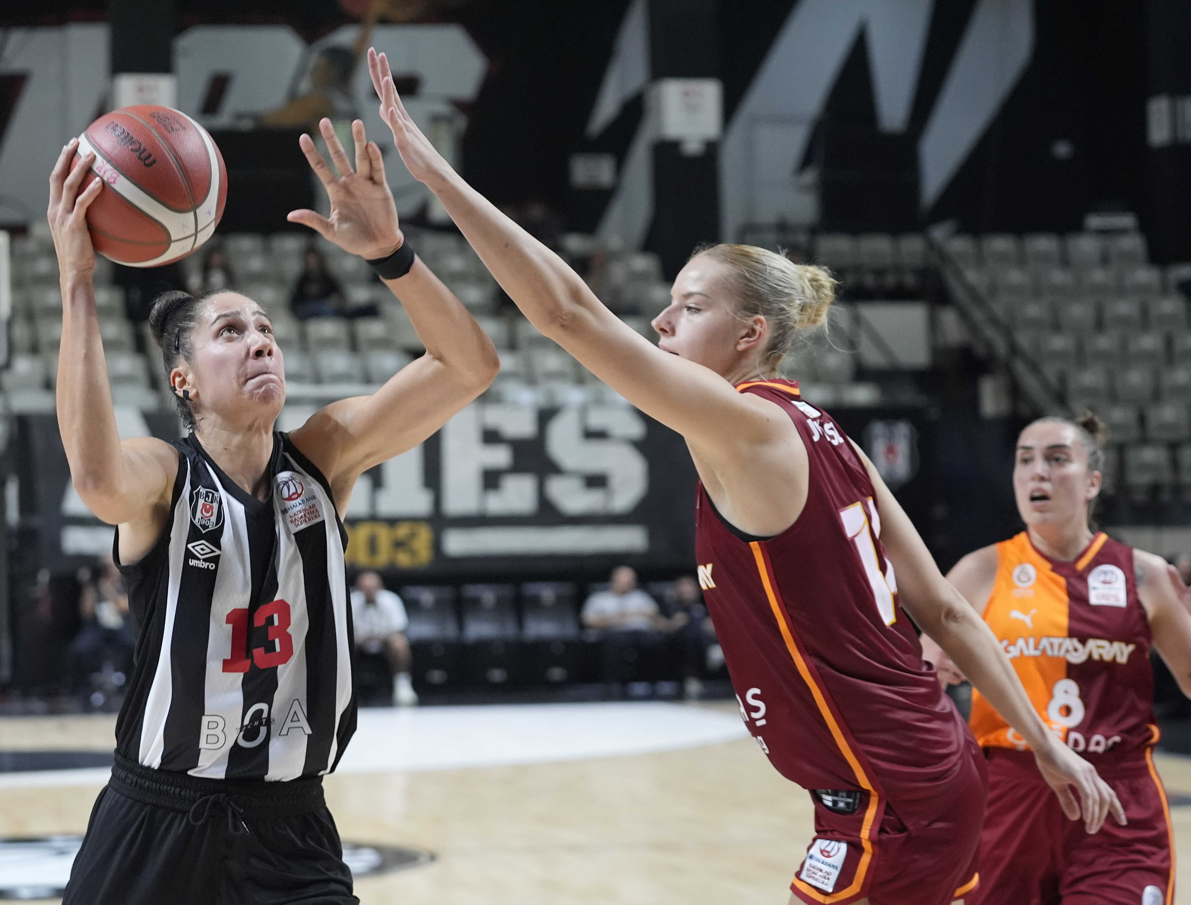 Basketbolda derbiyi Galatasaray kazandı
