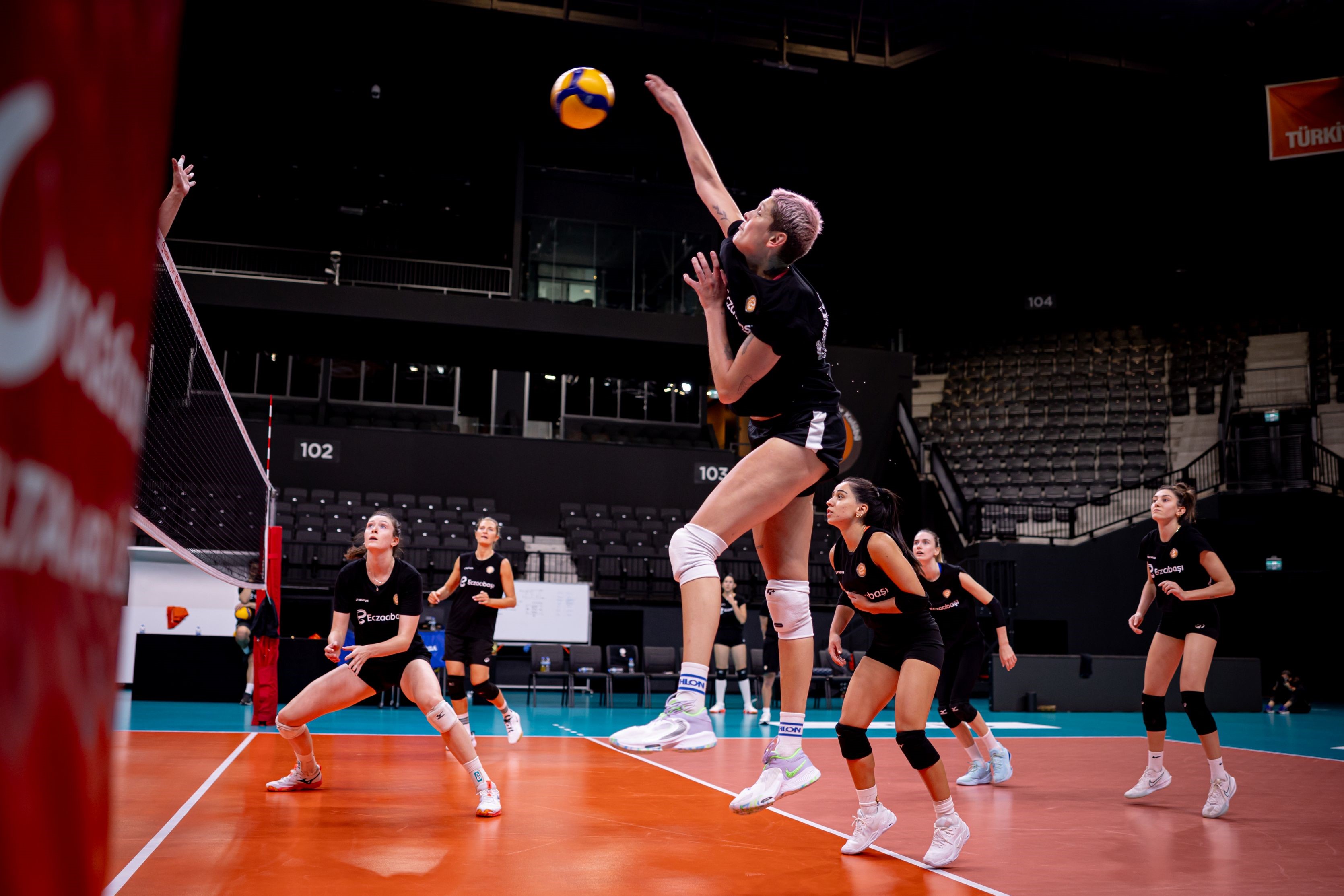 Eczacıbaşı Dynavit s prepričljivo zmago odprl sezono v novi dvorani