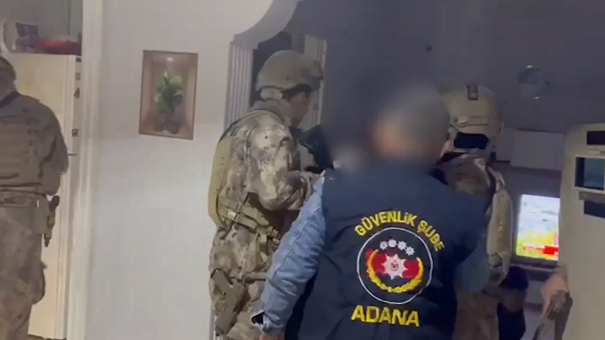 V Turčiji aretirali 106 ljudi v operaciji proti kriminalni združbi 'Bayğaralar'