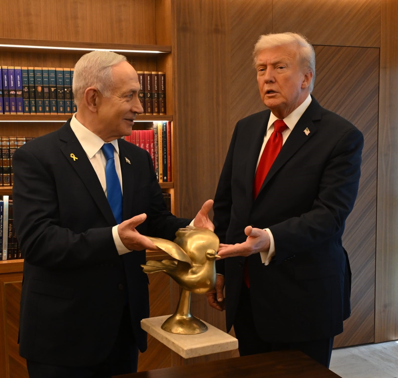 "Gazze Kasabı" Netanyahu, Trump'a altın barış güvercini hediye etti