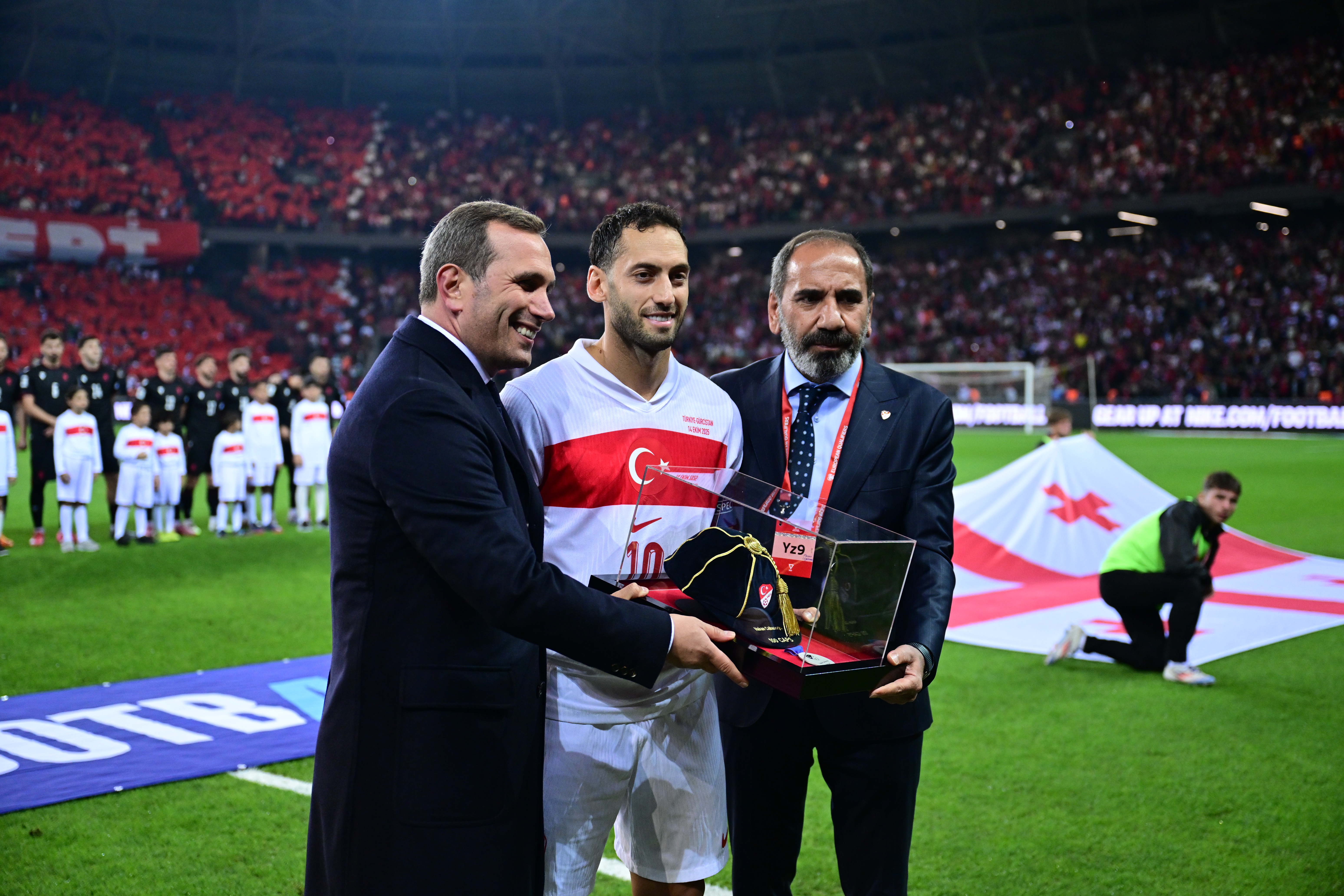 Hakan Çalhanoğlu'na maç öncesi plaket