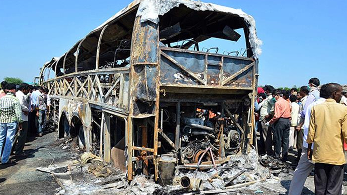 Hindistan'da yolcu otobüsü alevlere teslim oldu! 19 kişi hayatını kaybetti