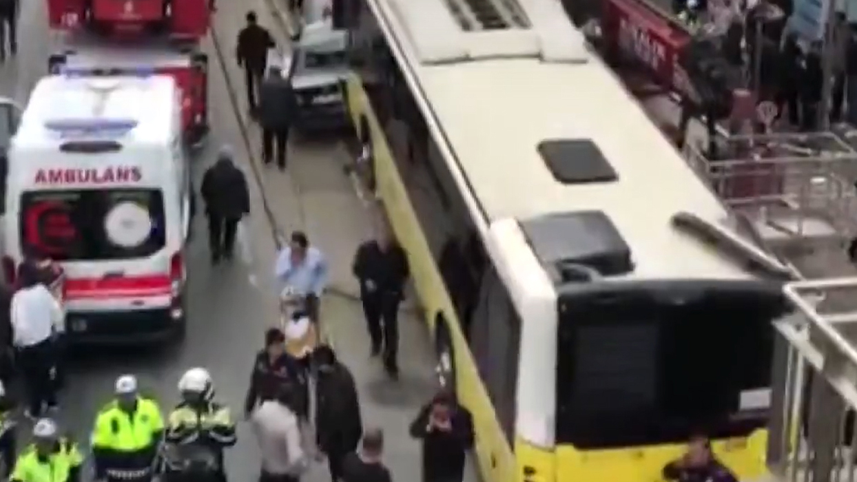 Çekmeköy'de İETT faciası: Otobüs durakta bekleyenlerin arasına daldı