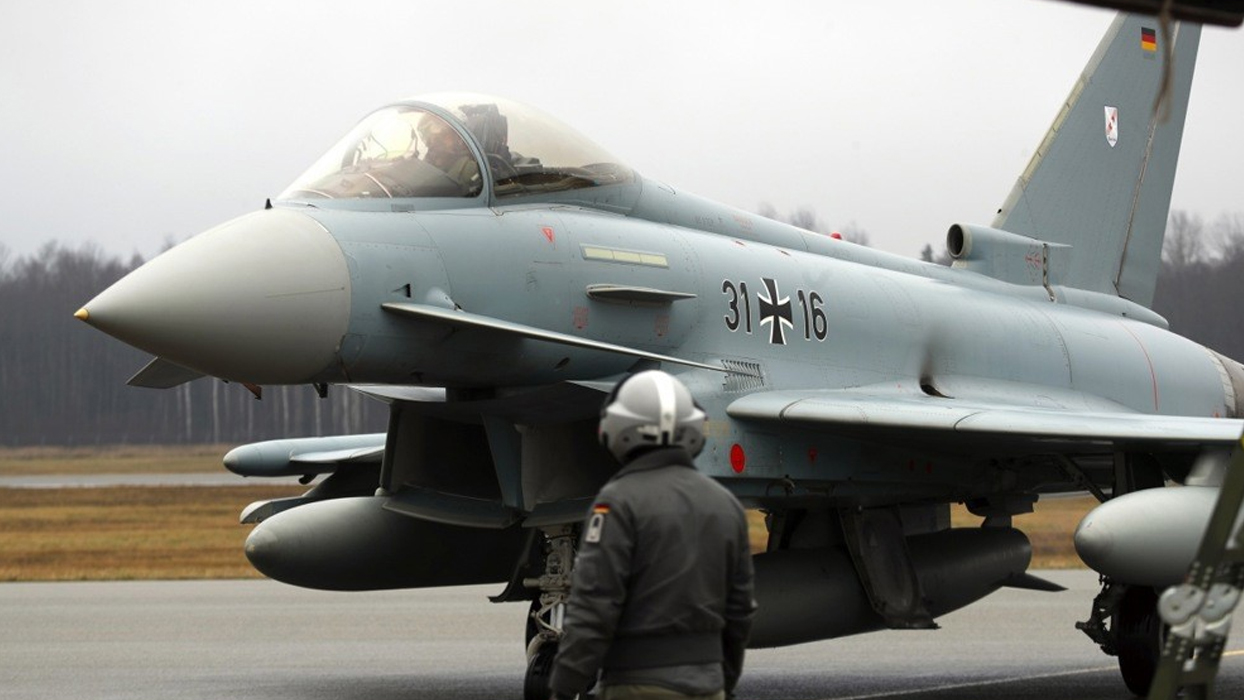 Eurofighter savaş uçakları hava üssüne iniyor: NATO operasyonunda kritik gelişme