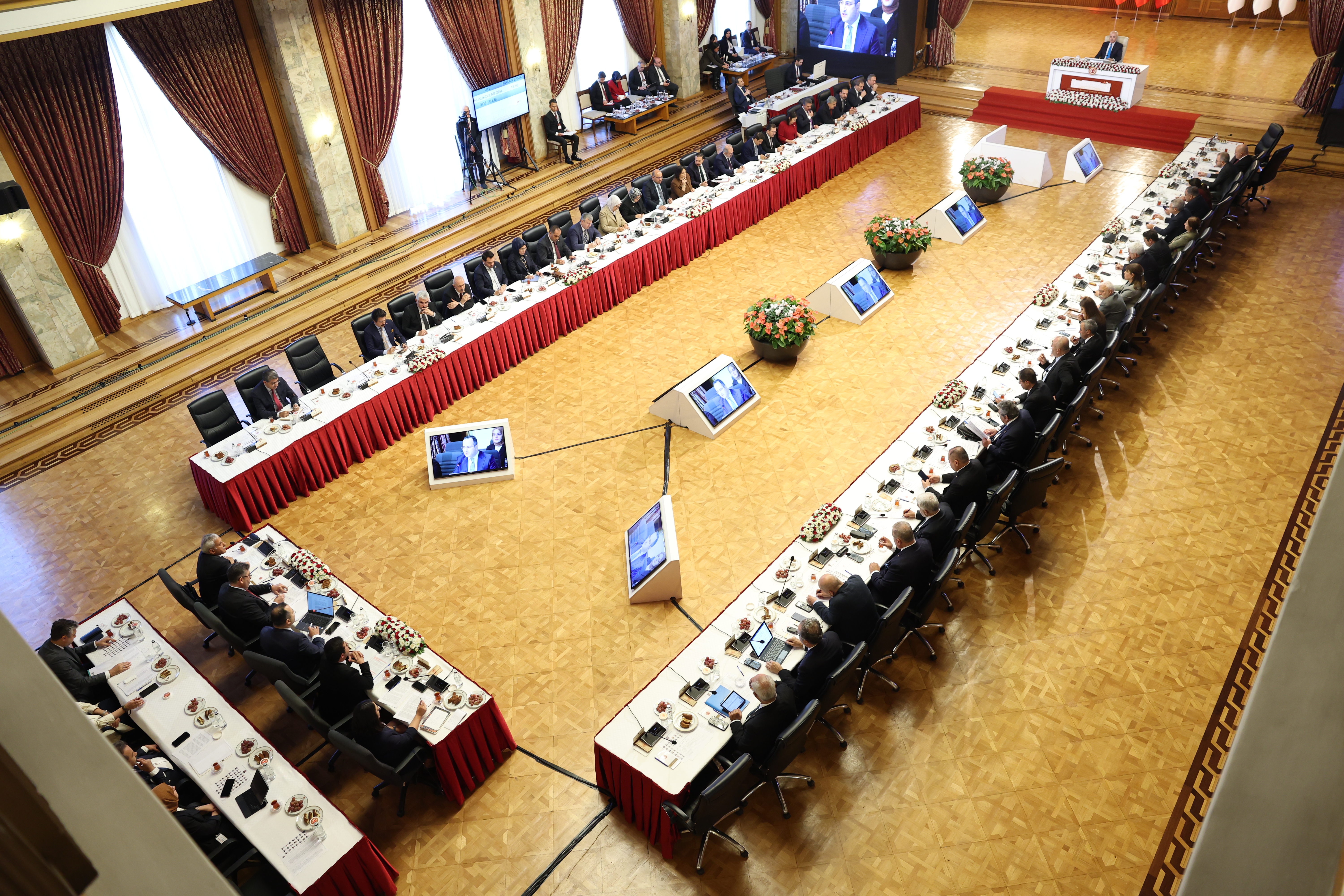 Komisija turške državne skupščine razpravljala o terorizmu s poudarkom na mladih in ženskah