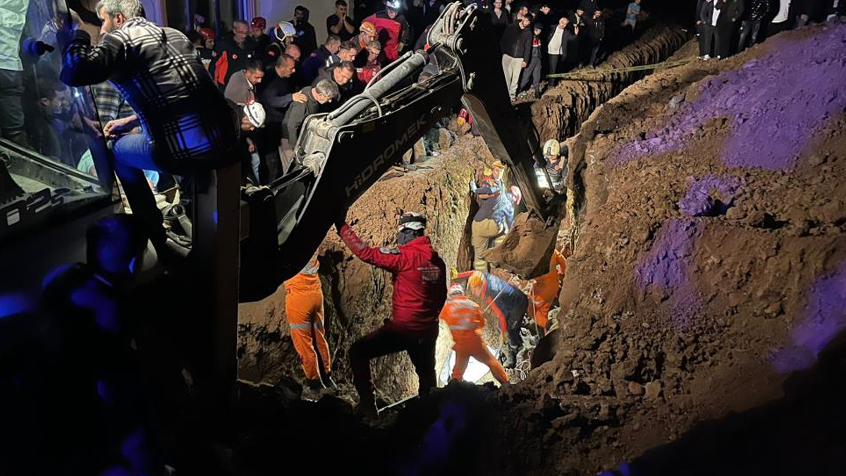 Bursa'da göçük altında kalan 2 kardeş hayatını kaybetti