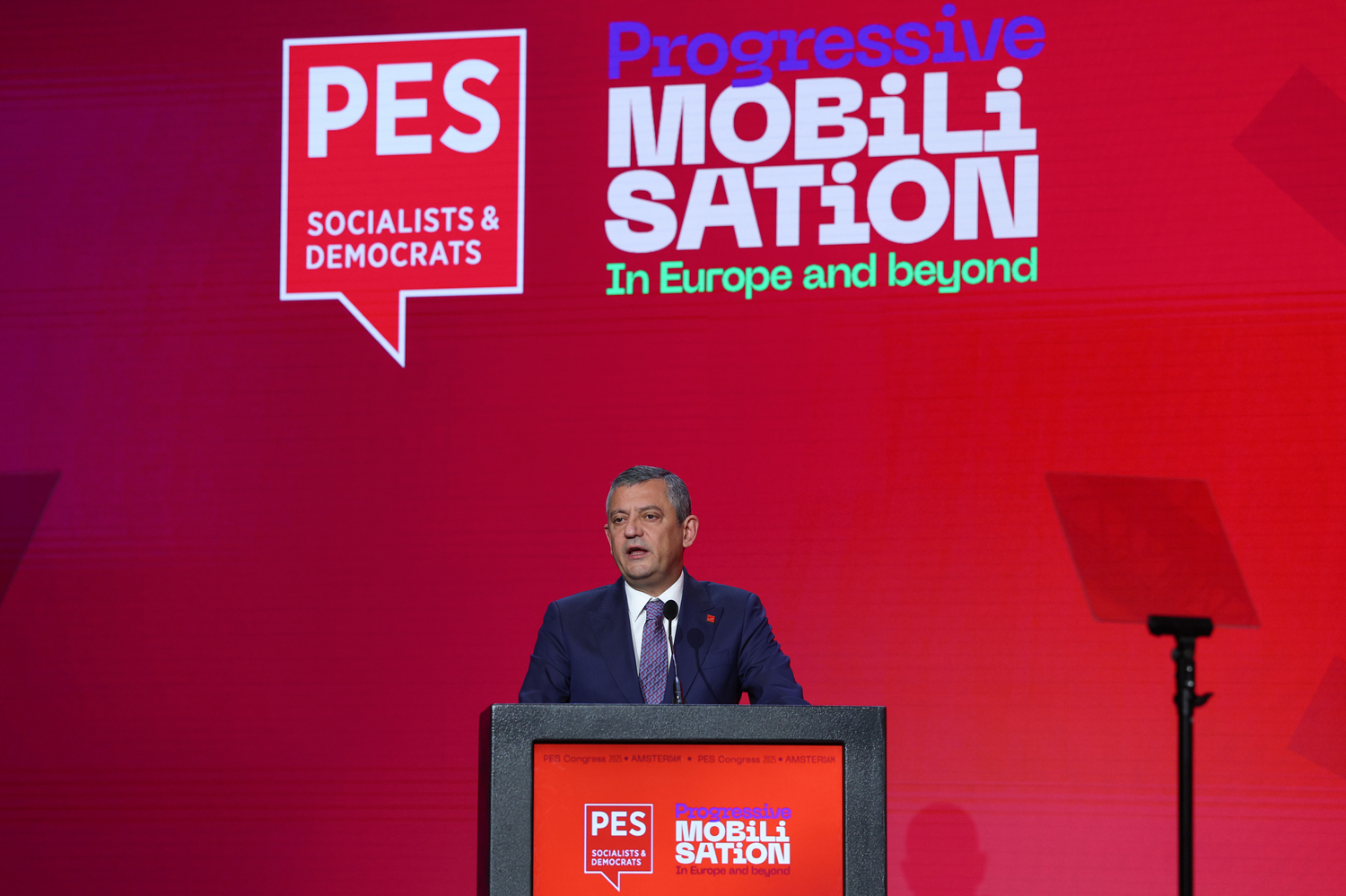 Özgür Özel na kongresu PES v Amsterdamu kritiziral Turčijo