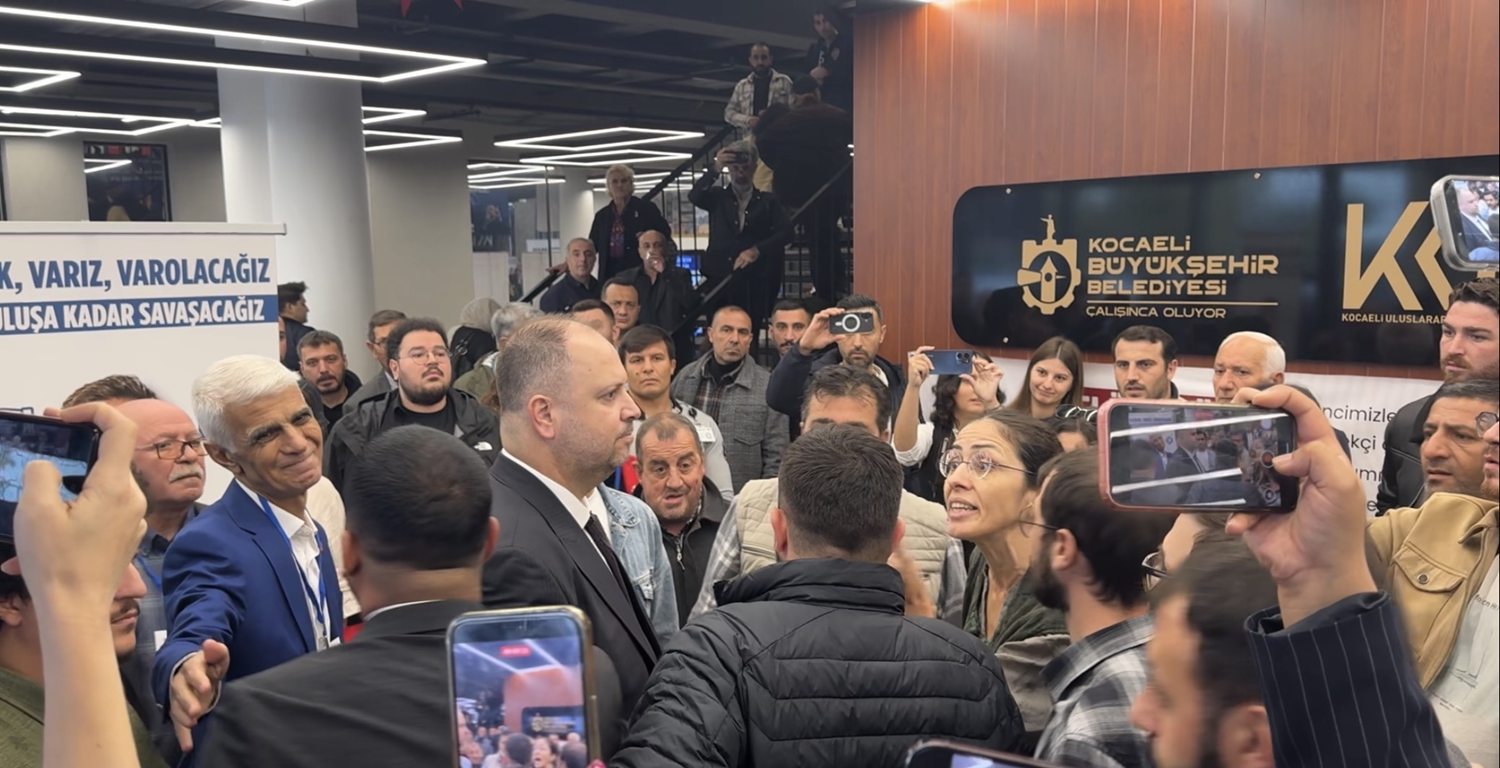 Na kongresih CHP v Kocaeli in Kars poročali o napetostih in obtožbah o prevarah