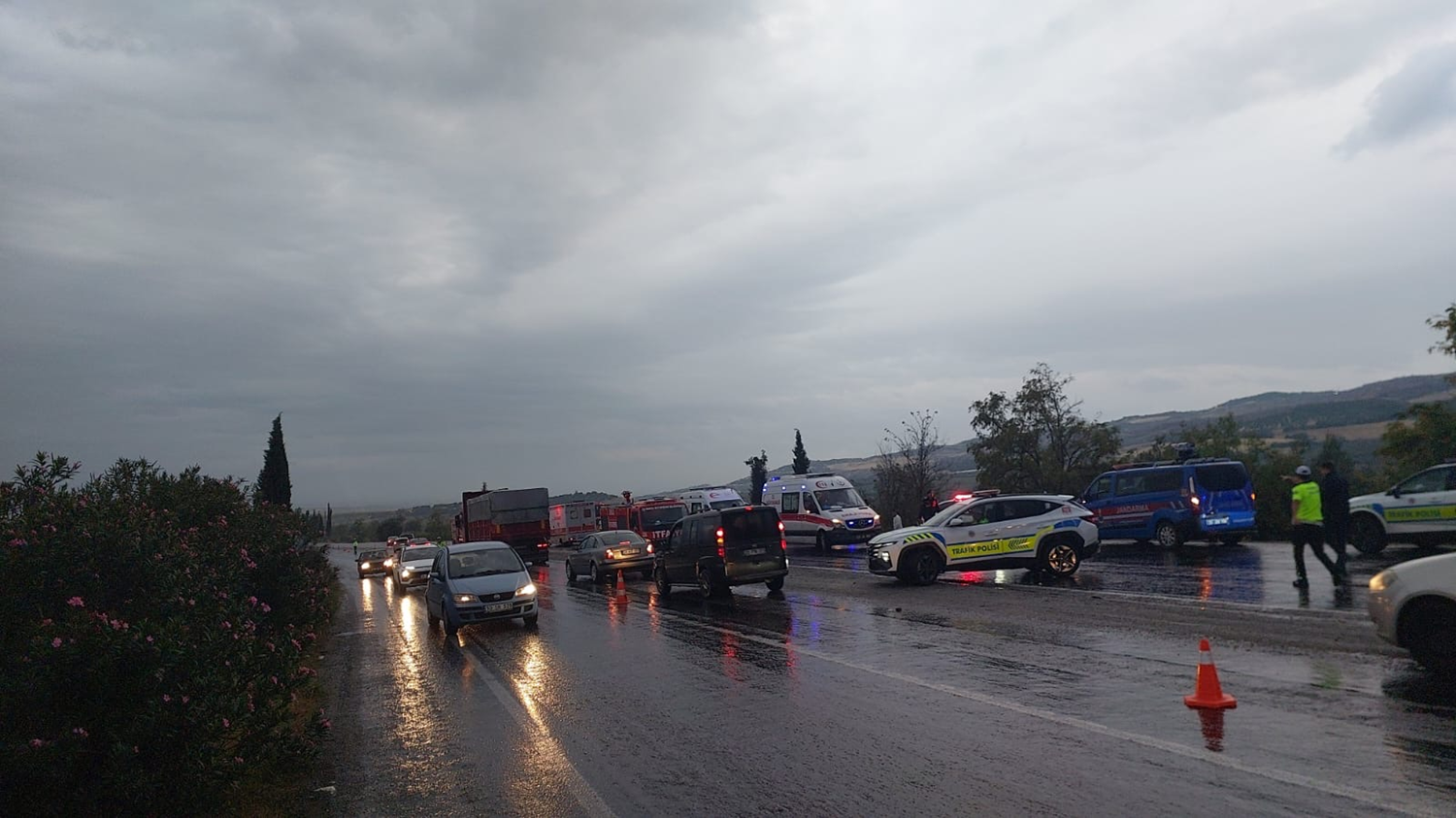 V prevračanju minibusa v Denizliju umrl en človek, 32 ranjenih