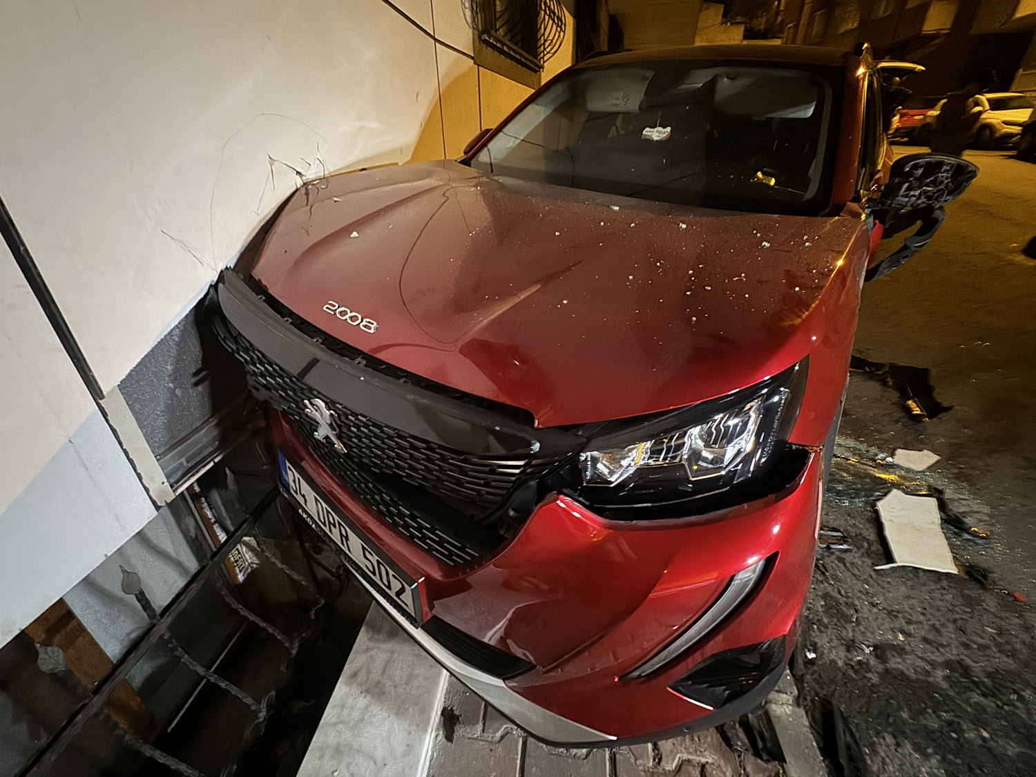 Eyüpsultan'da yokuş aşağı inen sürücünün çarptığı 8 araç hasar gördü