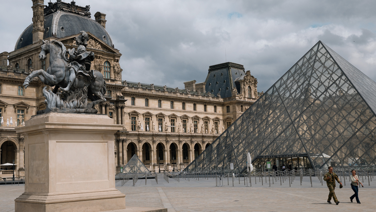 Paris'te tarihi soygun! Louvre Müzesi ziyarete kapatıldı