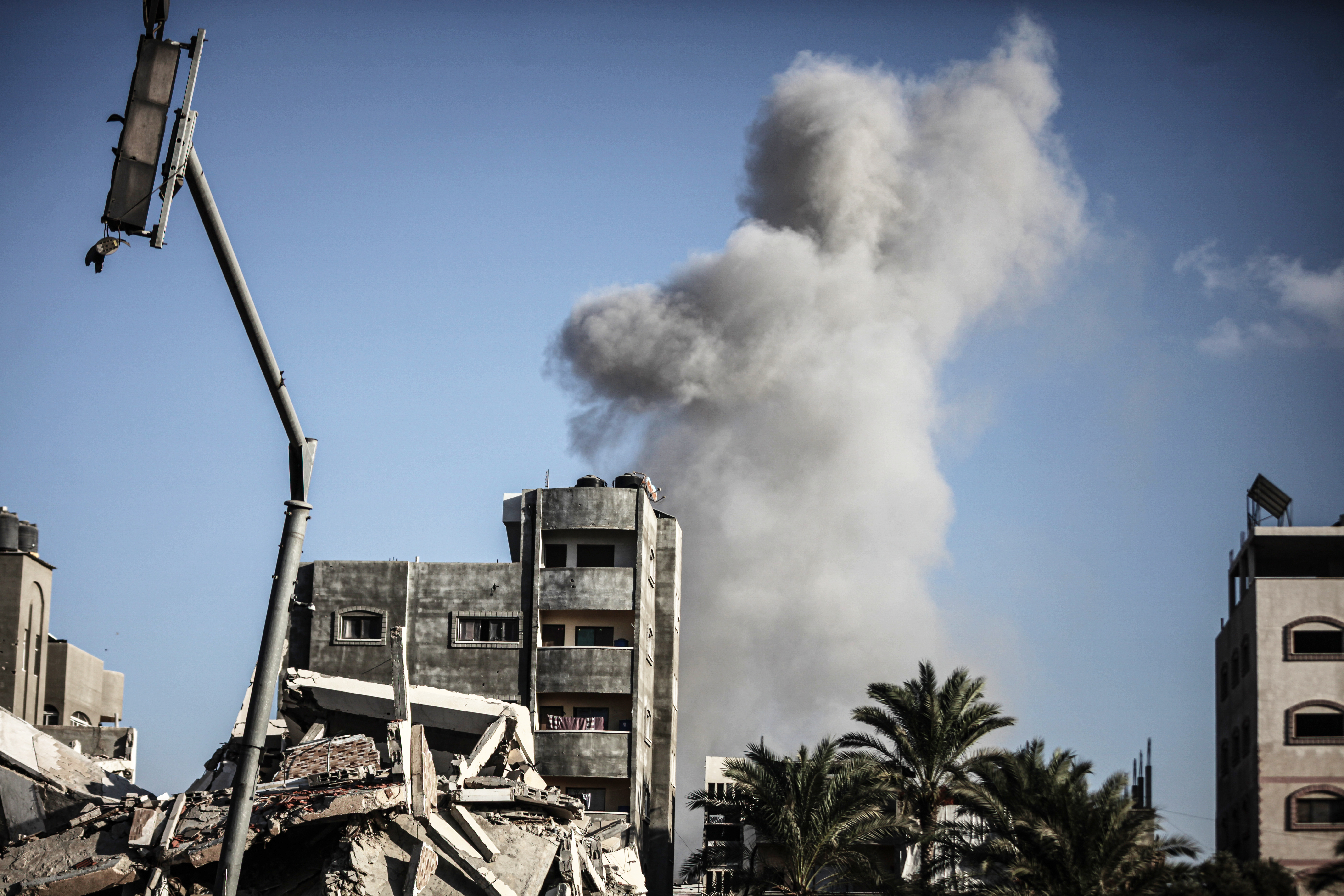 Soykırımcı İsrail'den Gazze'ye saldırı... Ateşkesi yine ihlal etti