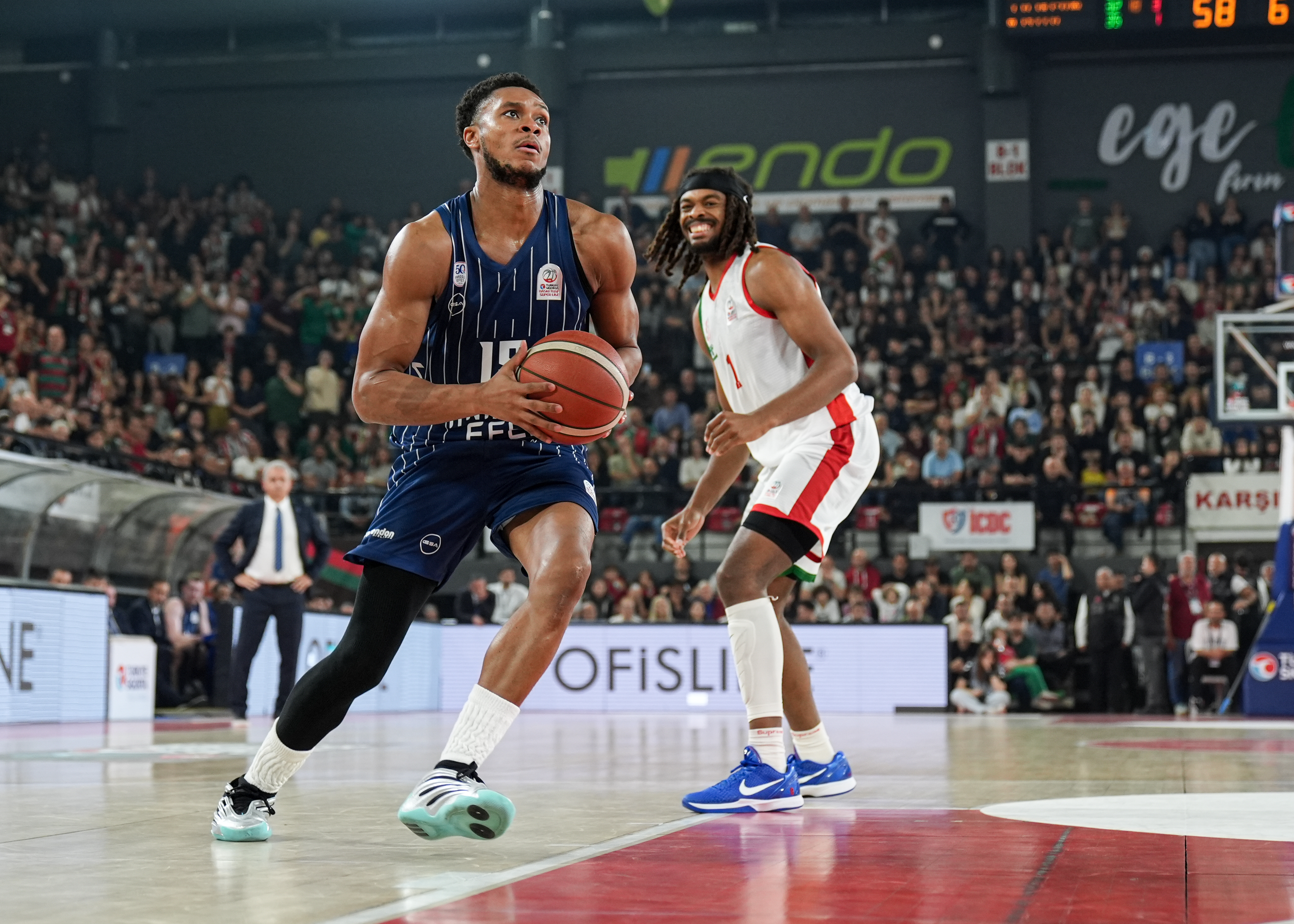 Anadolu Efes premagal Karşıyako v turški košarkarski ligi
