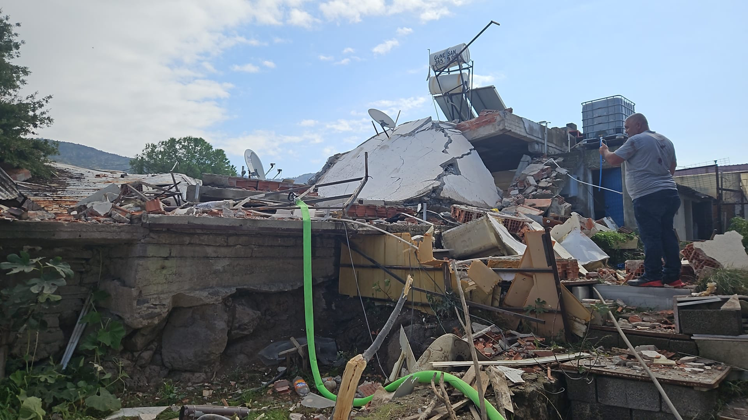 V İzmirju v Turčiji eksplozija uničila hišo, ena oseba ranjena