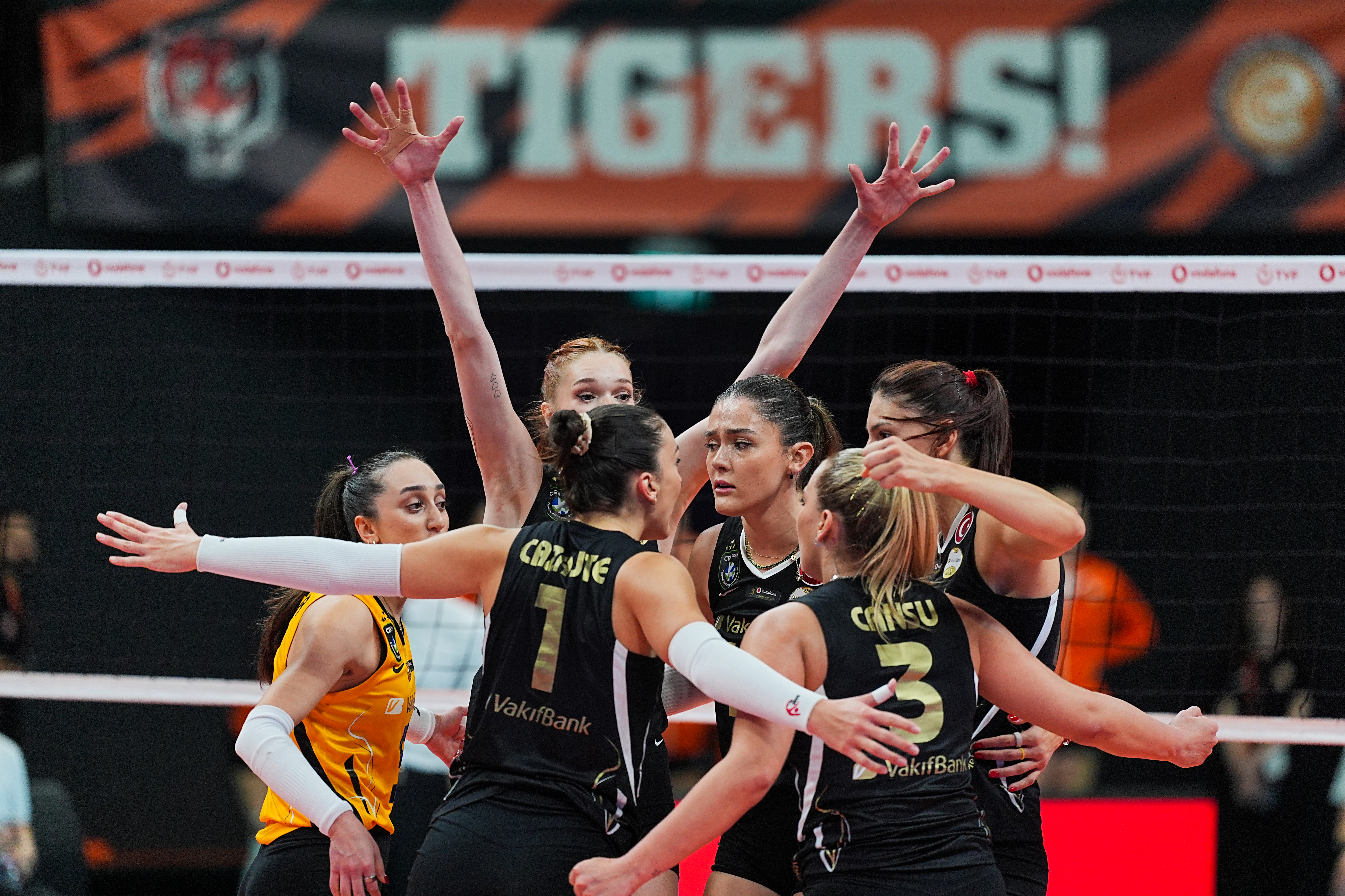 VakıfBank, Eczacıbaşı'nı deplasmanda mağlup etti