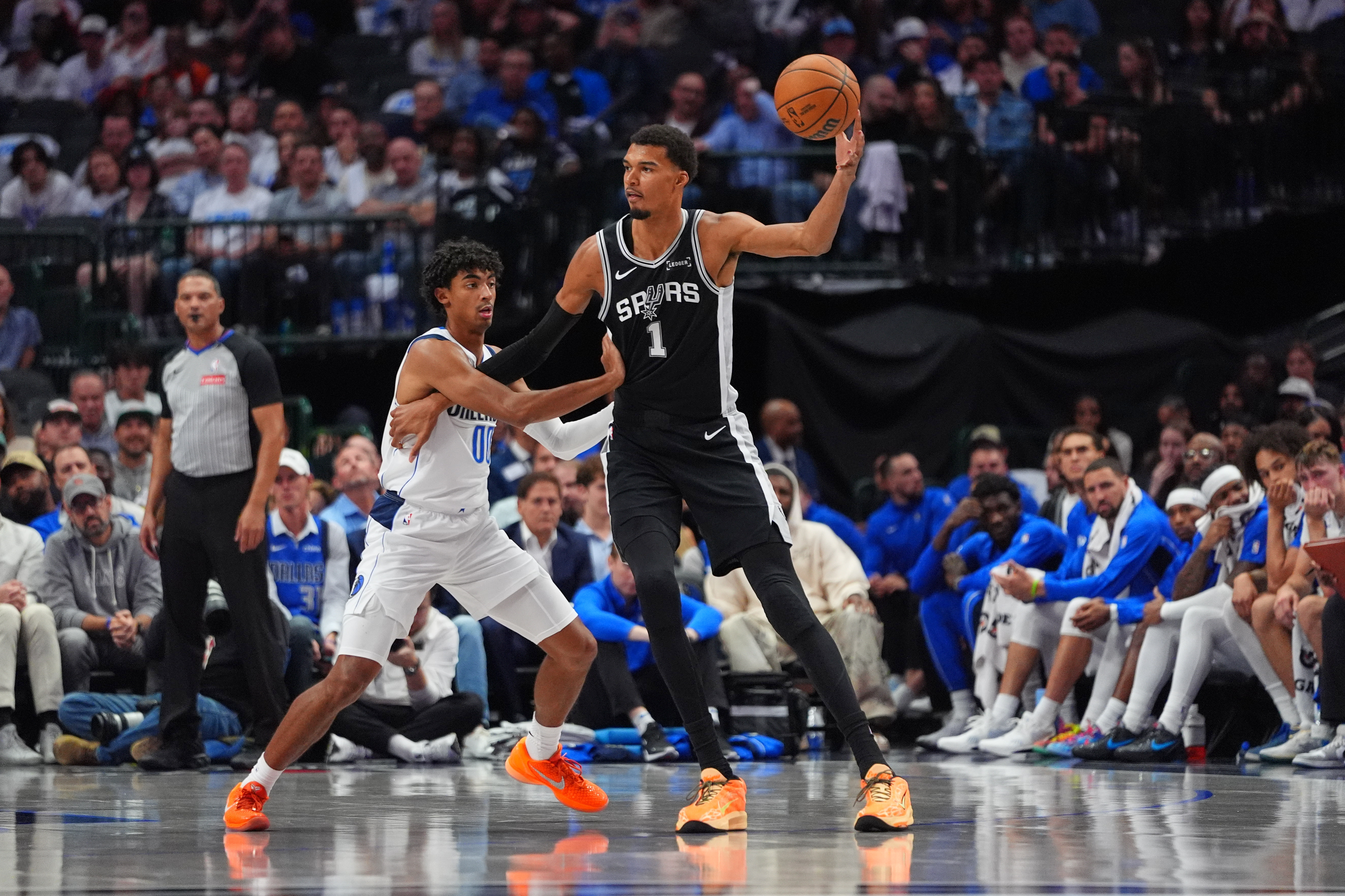 NBA'de San Antonio Spurs sezona galibiyetle başladı