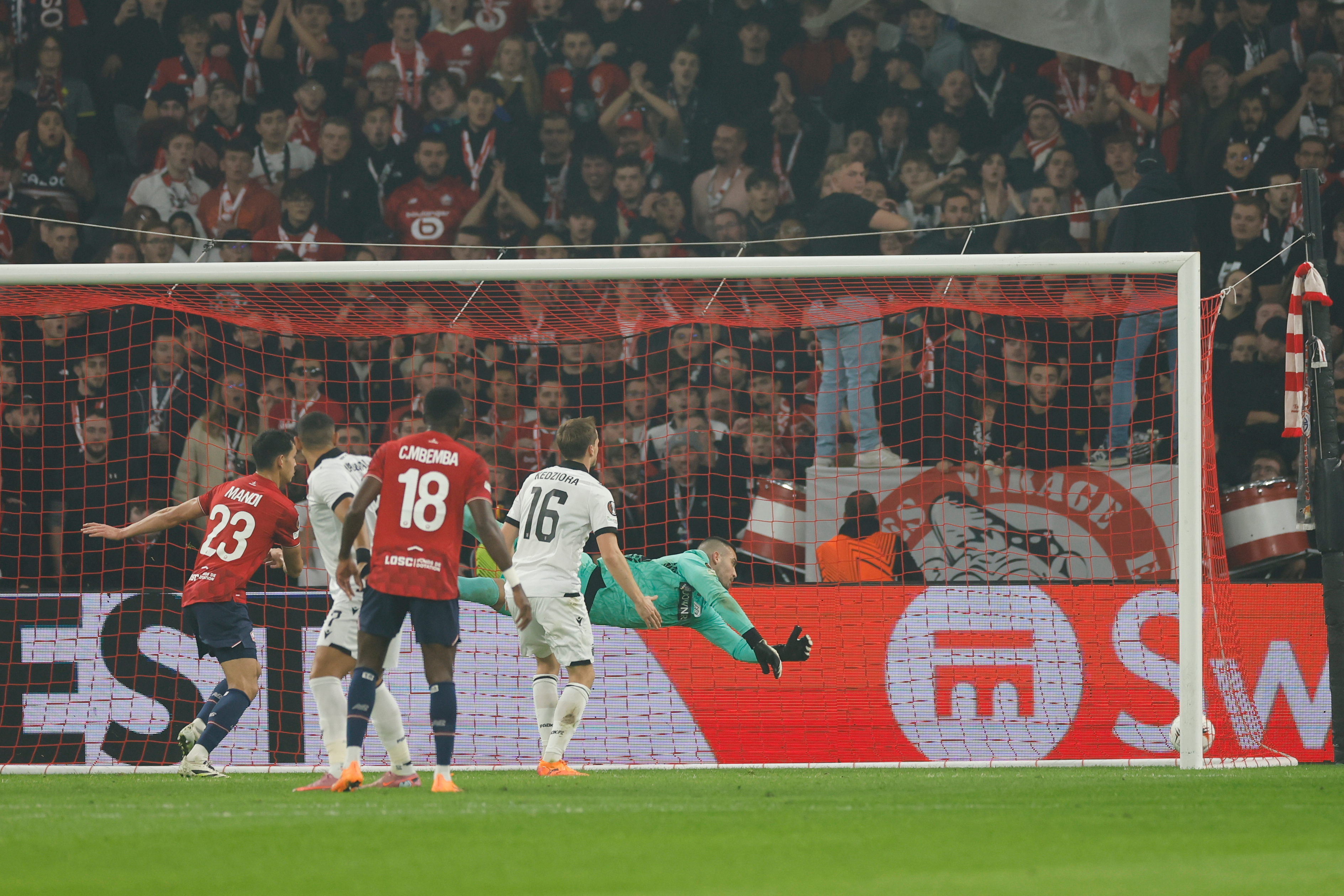 Berke Özer yine penaltı kurtardı! Lille'in mağlubiyetine engel olamadı