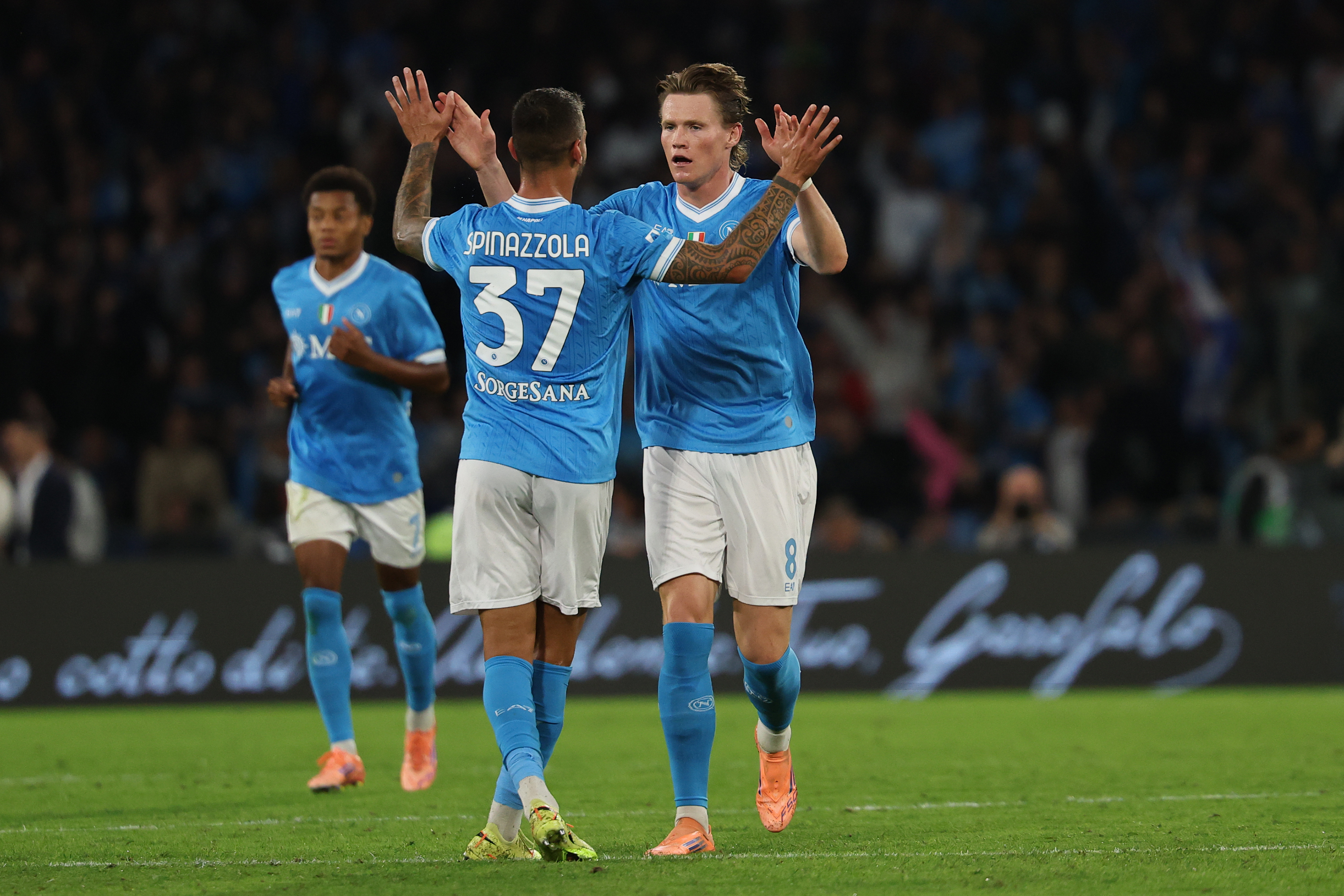 Napoli, Inter'i devirdi ve ligin yeni lideri oldu