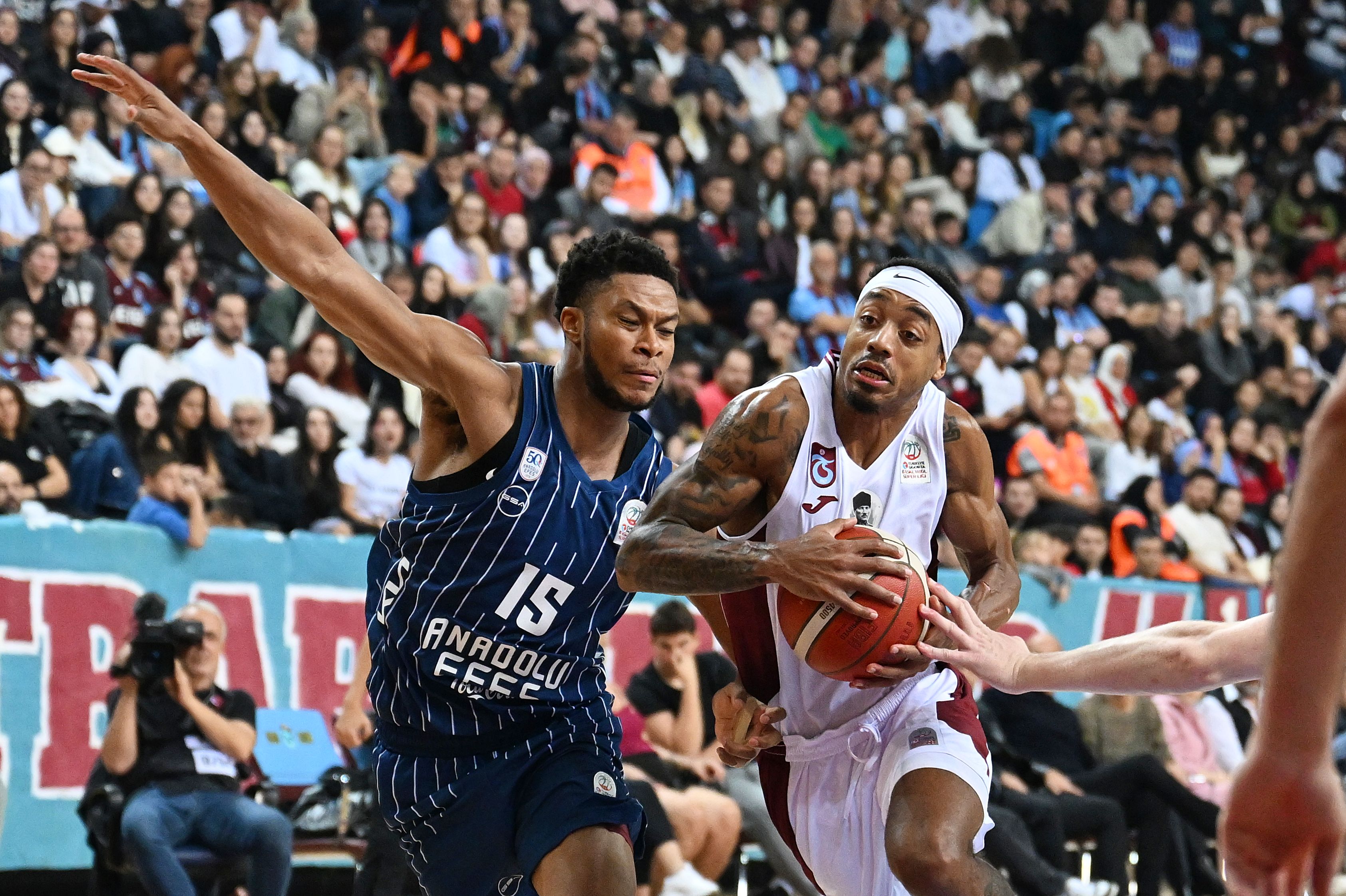 Anadolu Efes, Trabzon'da kazandı