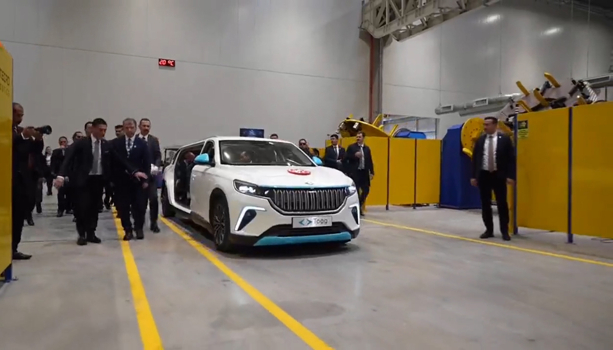 Tank gibi Togg... Cumhurbaşkanı Erdoğan özel üretim araçla törene geldi