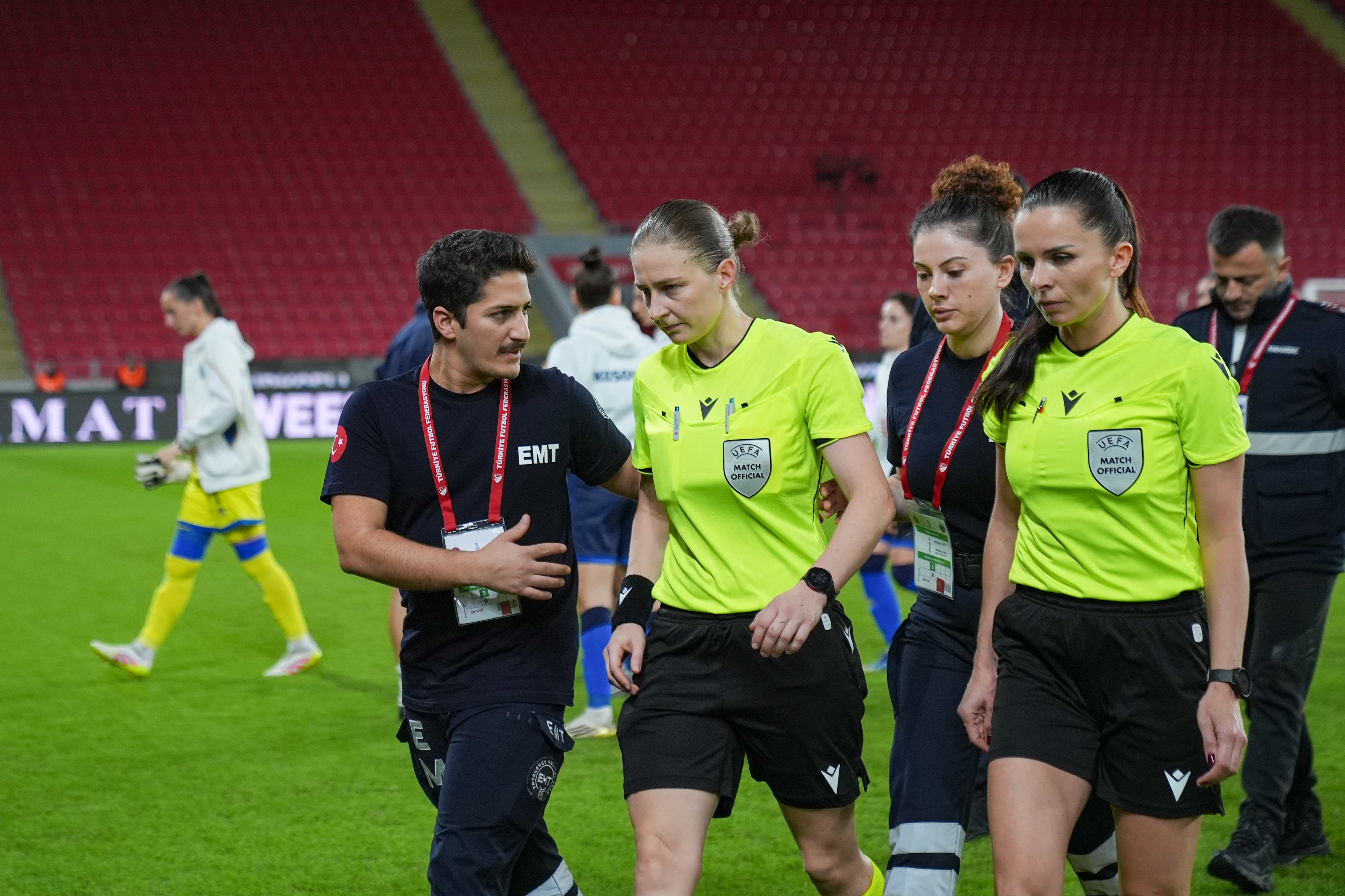 Türkiye-Kosova maçında hakem baygınlık geçirdi!