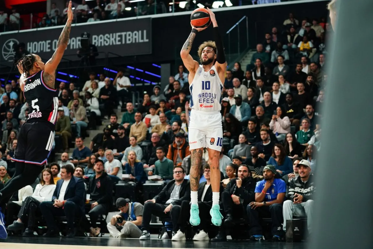 Anadolu Efes, Paris'te kazandı