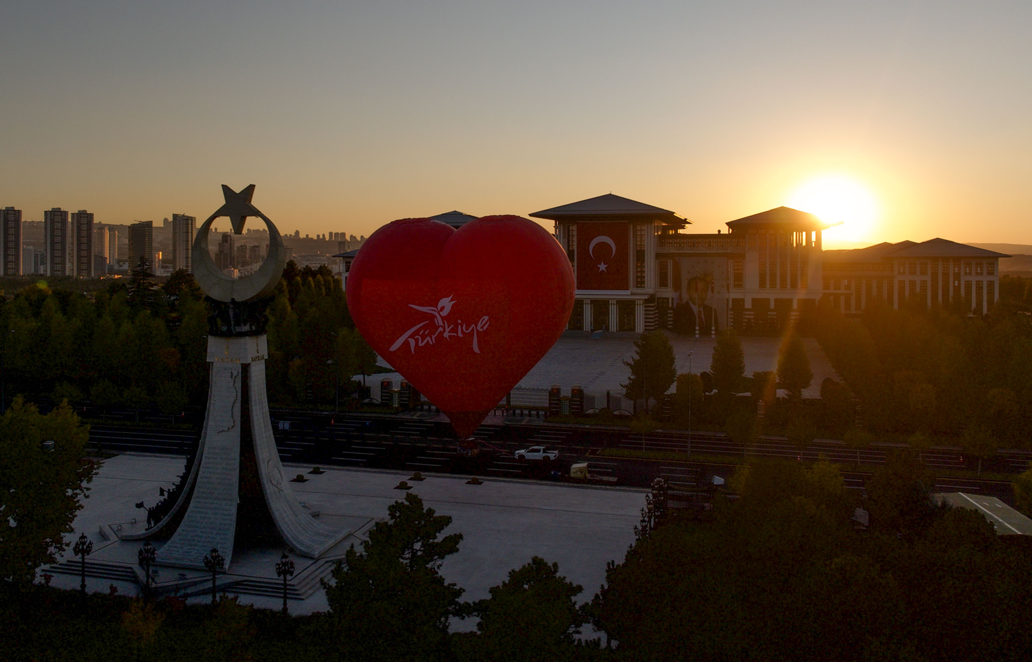 V Turčiji z baloni na topli zrak proslavili 102. obletnico republike