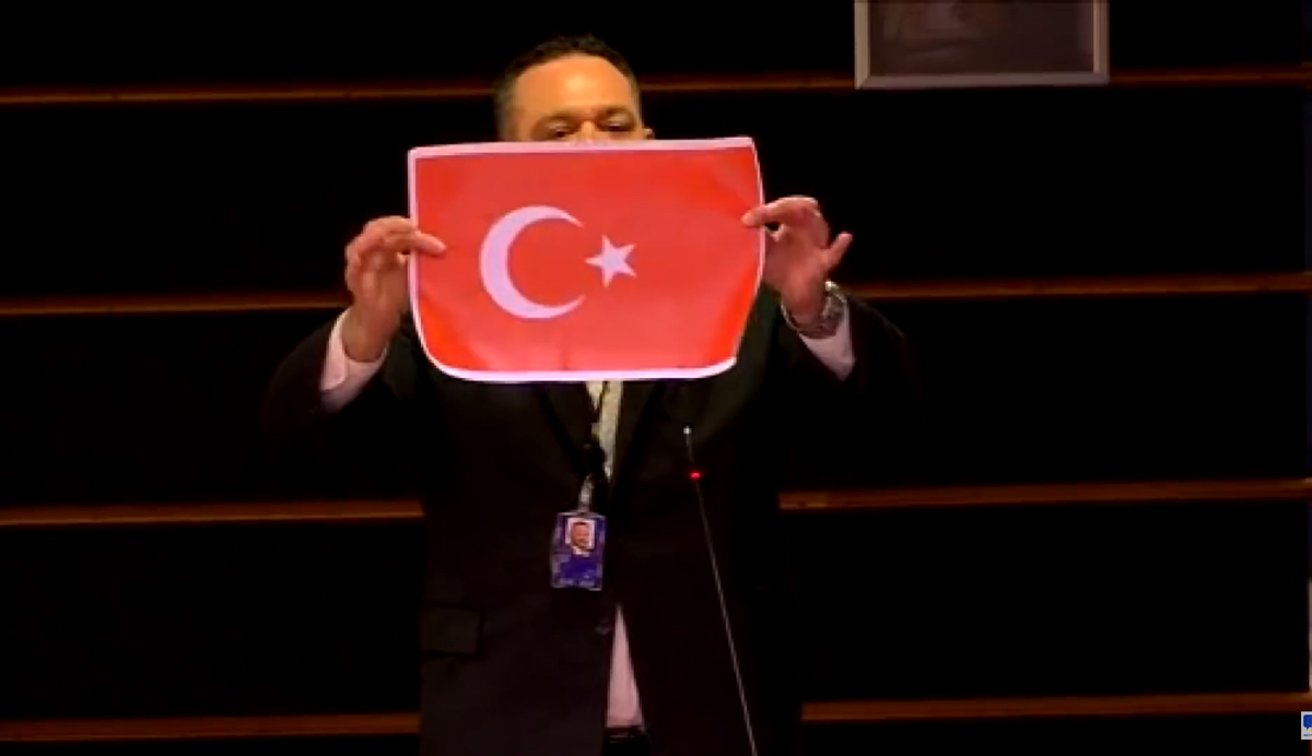 AB'de skandal olay! Türk bayrağını yırtan ırkçıya ödeme yapılmış