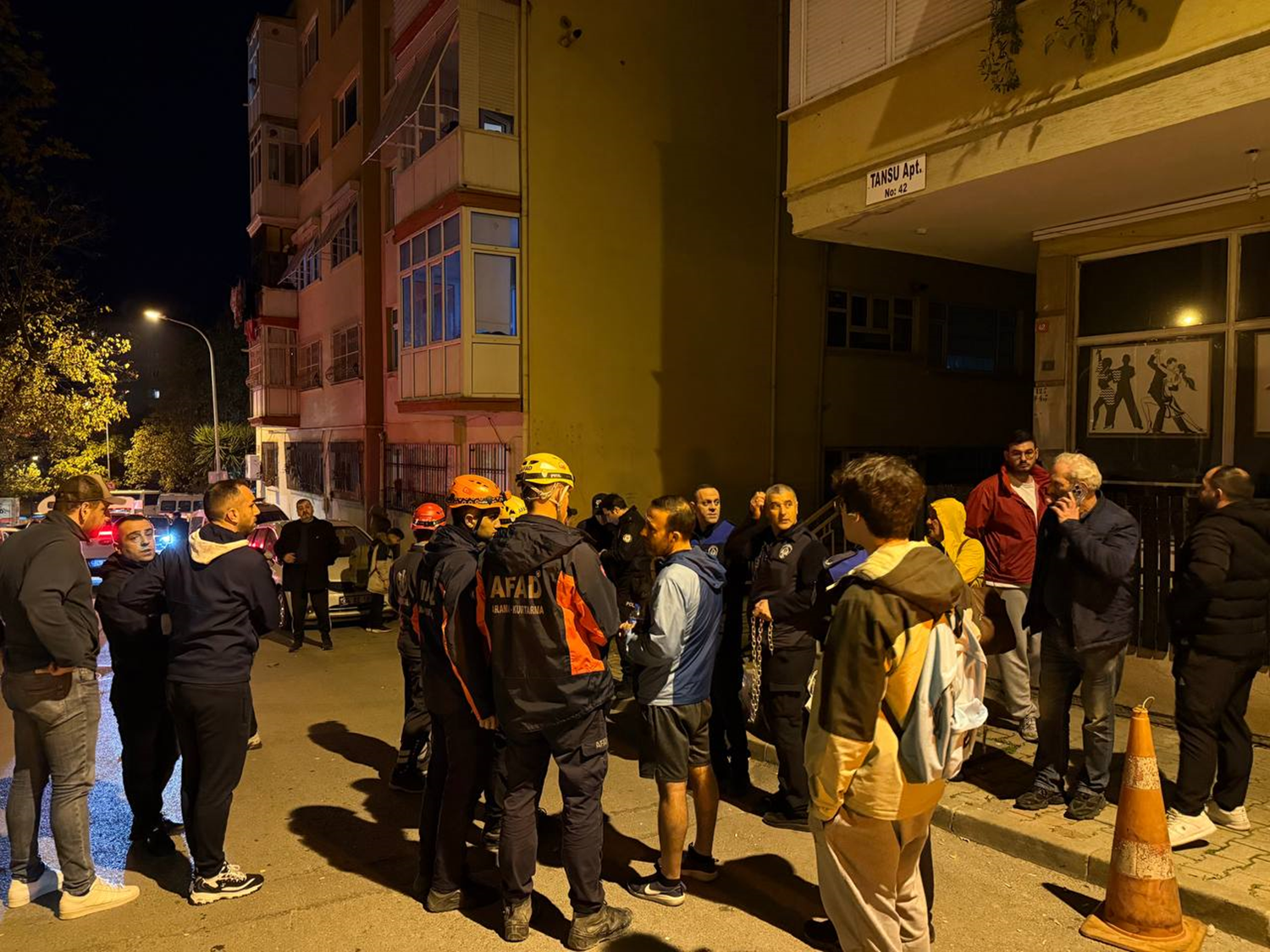 Zaradi razpok v stebrih evakuirali štirinadstropno stavbo v Kartalu