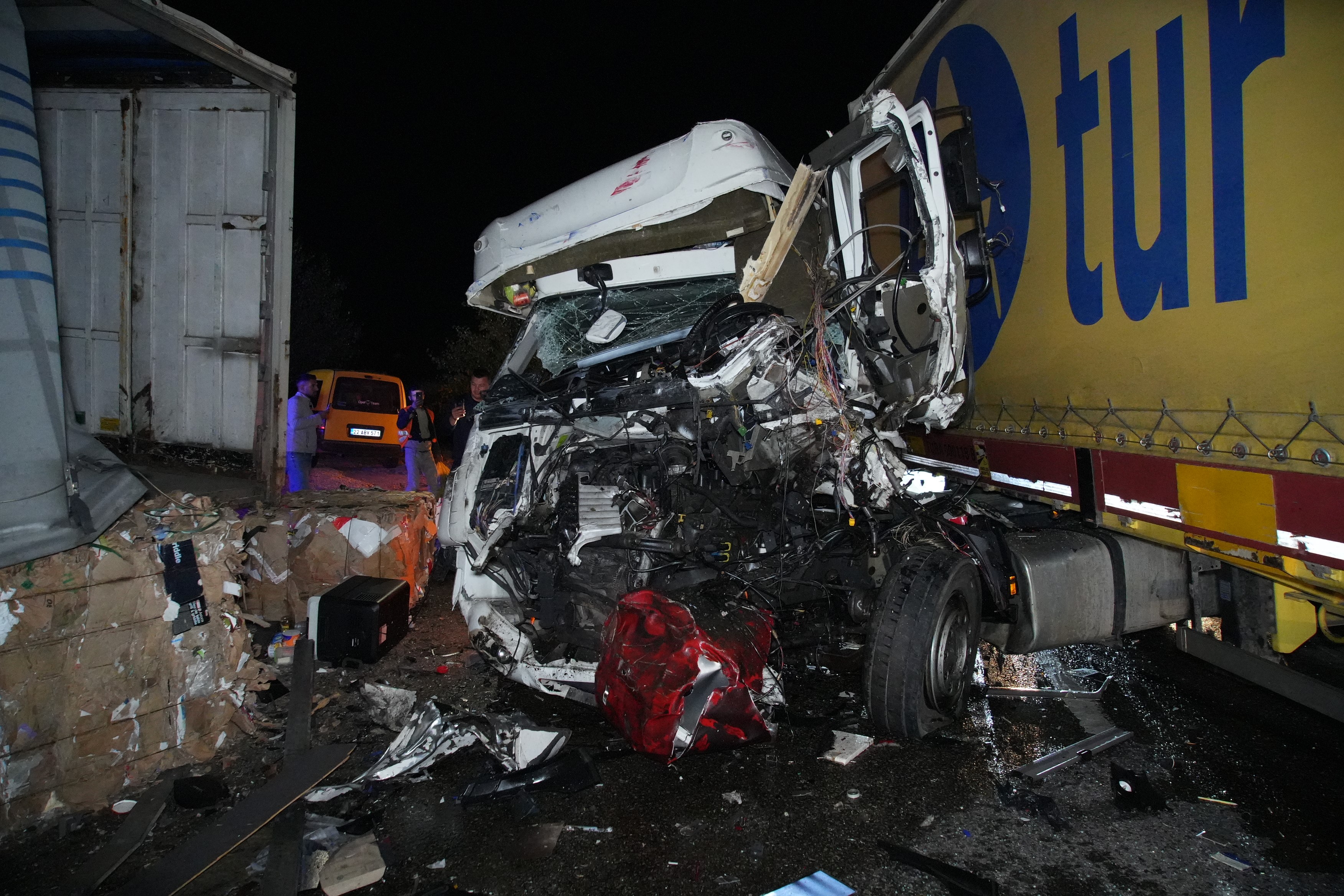 V Edirnu v Turčiji v verižnem trčenju umrli in poškodovani