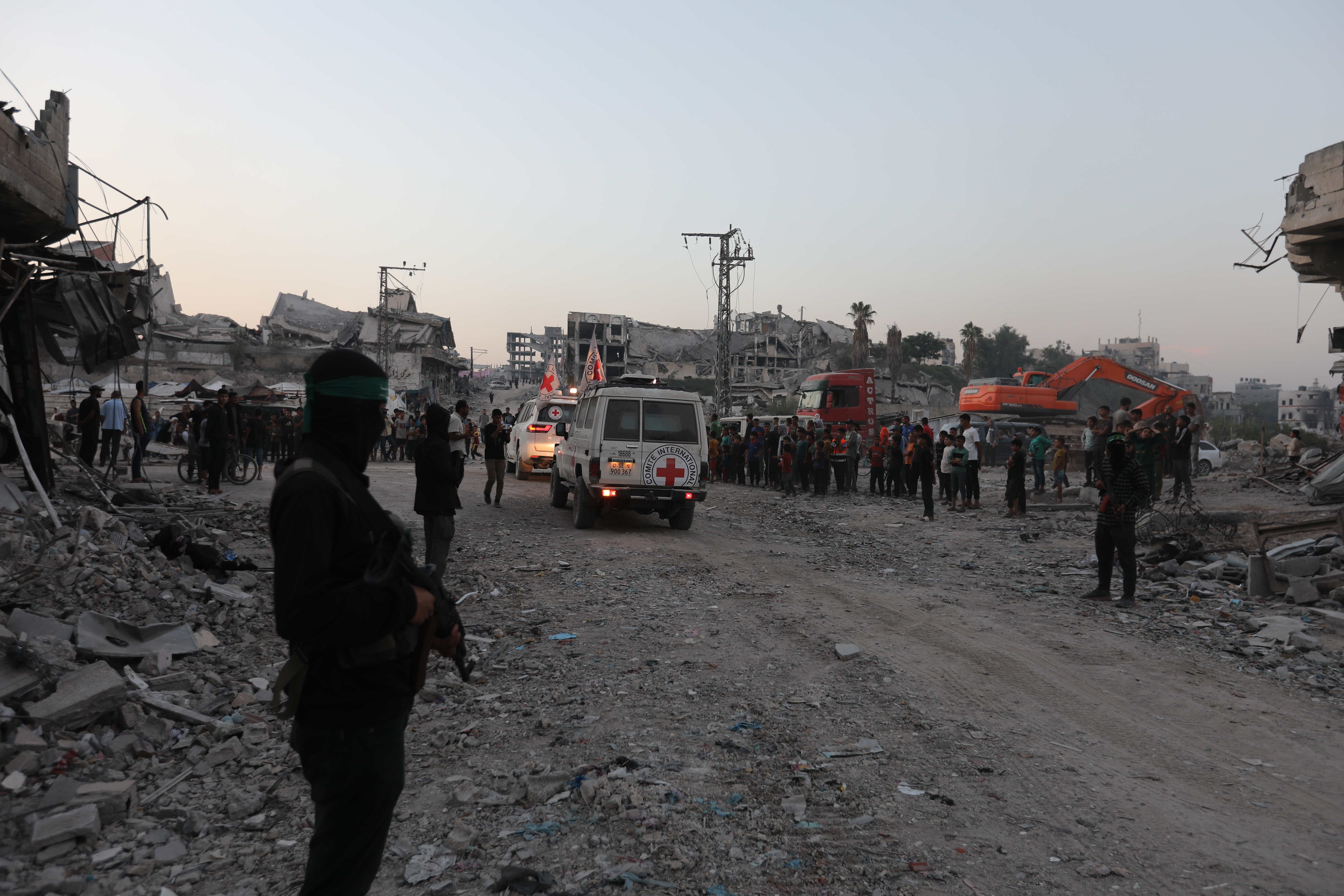 Hamas, 3 esirin cesedini daha Kızılhaç'a teslim etti