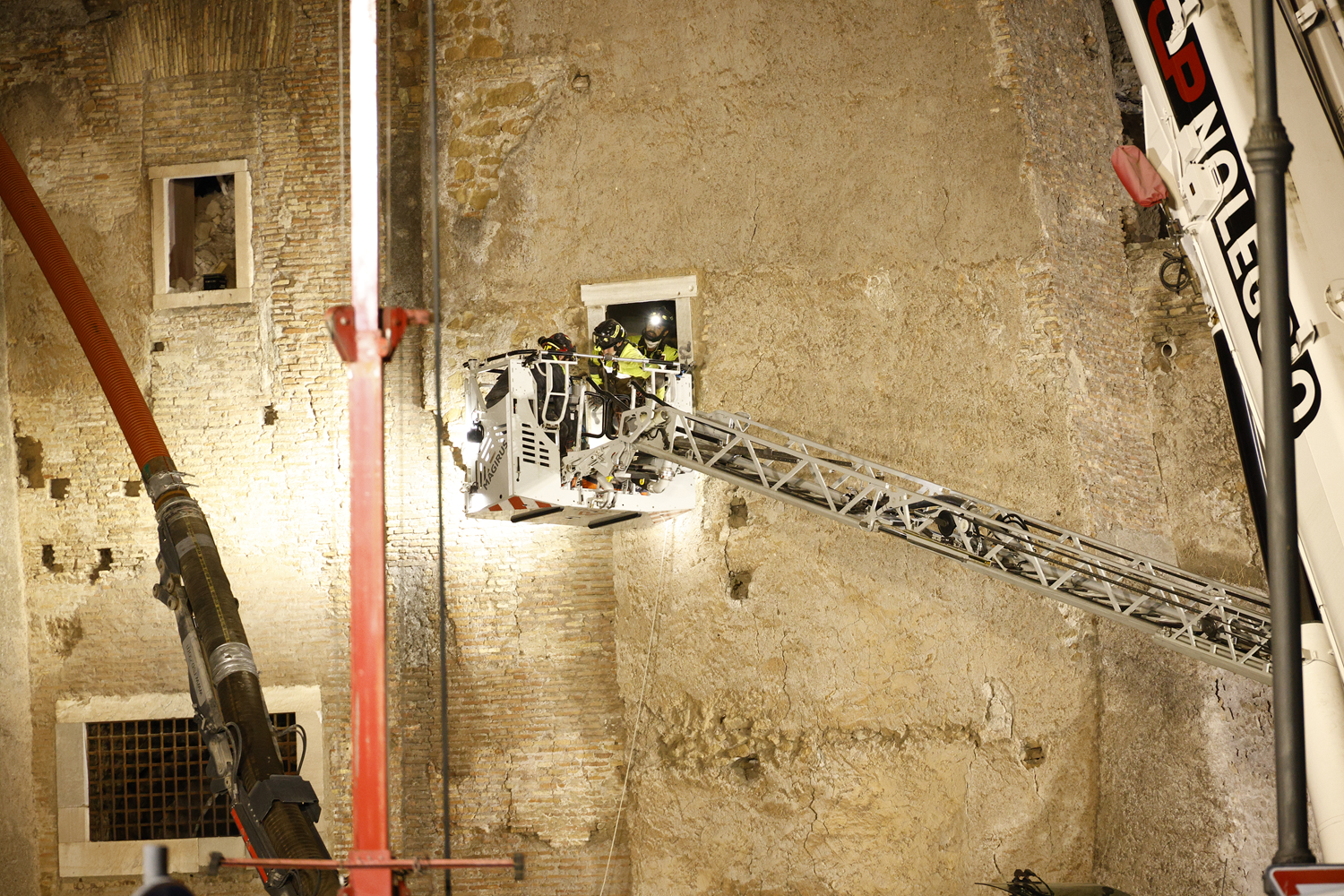 Roma'da tarihi kule çöktü: Kötü haber geldi