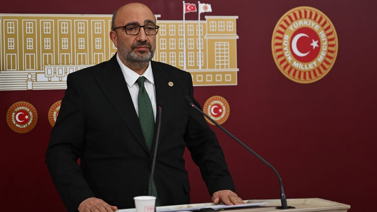 Poslanec AK Parti Açıkkapı kritiziral izjave predsednika CHP Özel