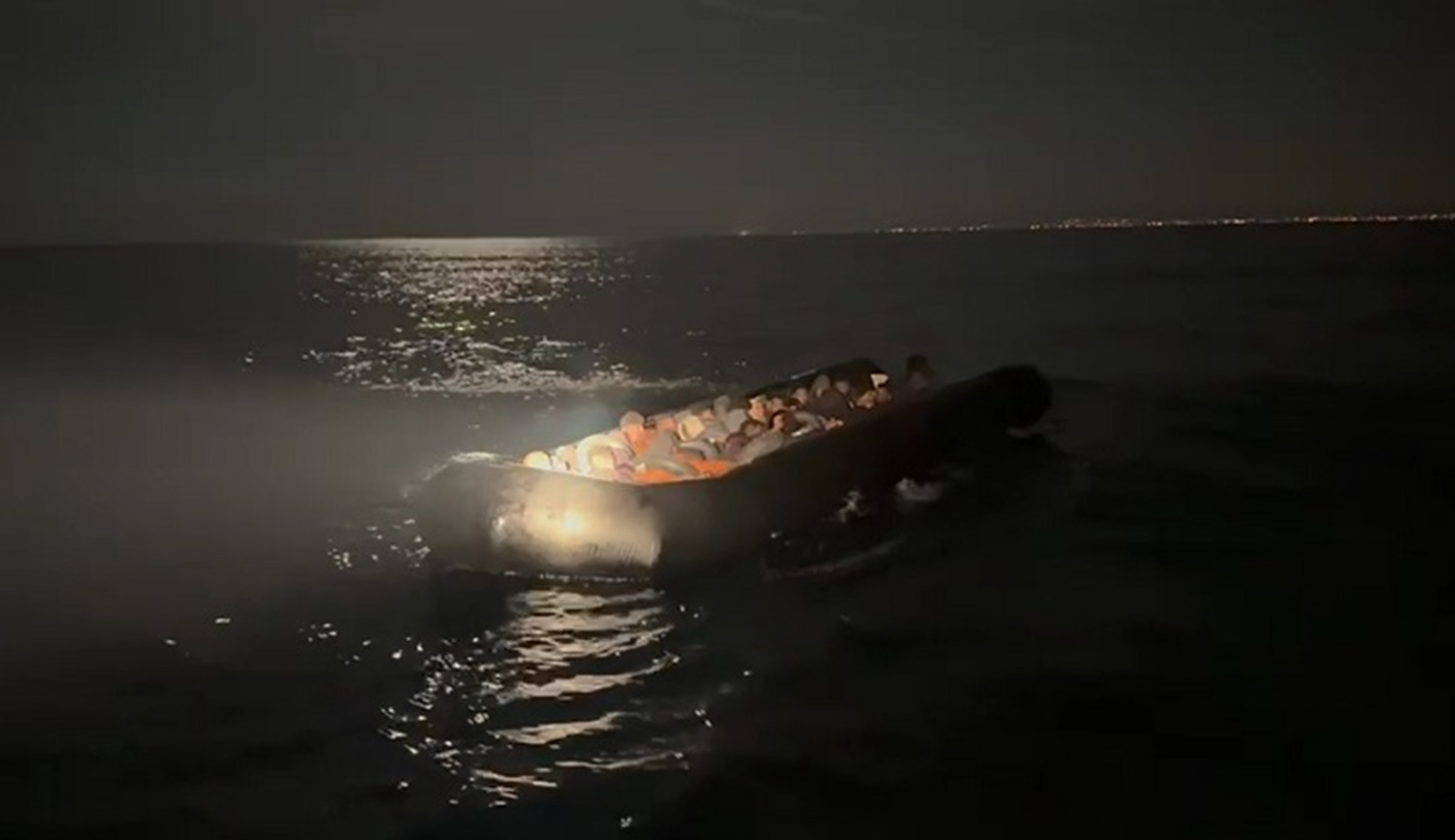 Pri İzmirju prijeli 90 nezakonitih migrantov, med njimi veliko otrok