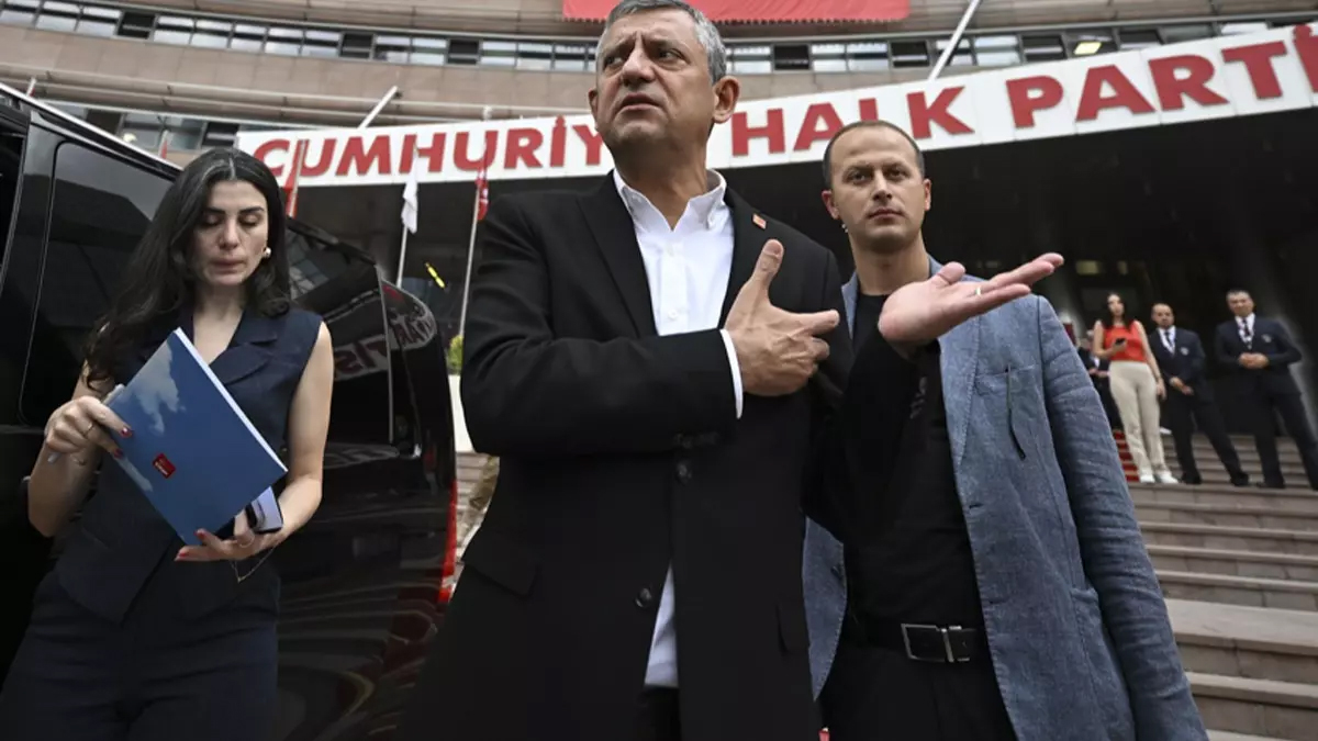 Zaradi govora na shodu preiskava proti predsedniku CHP Özgürju Özelu