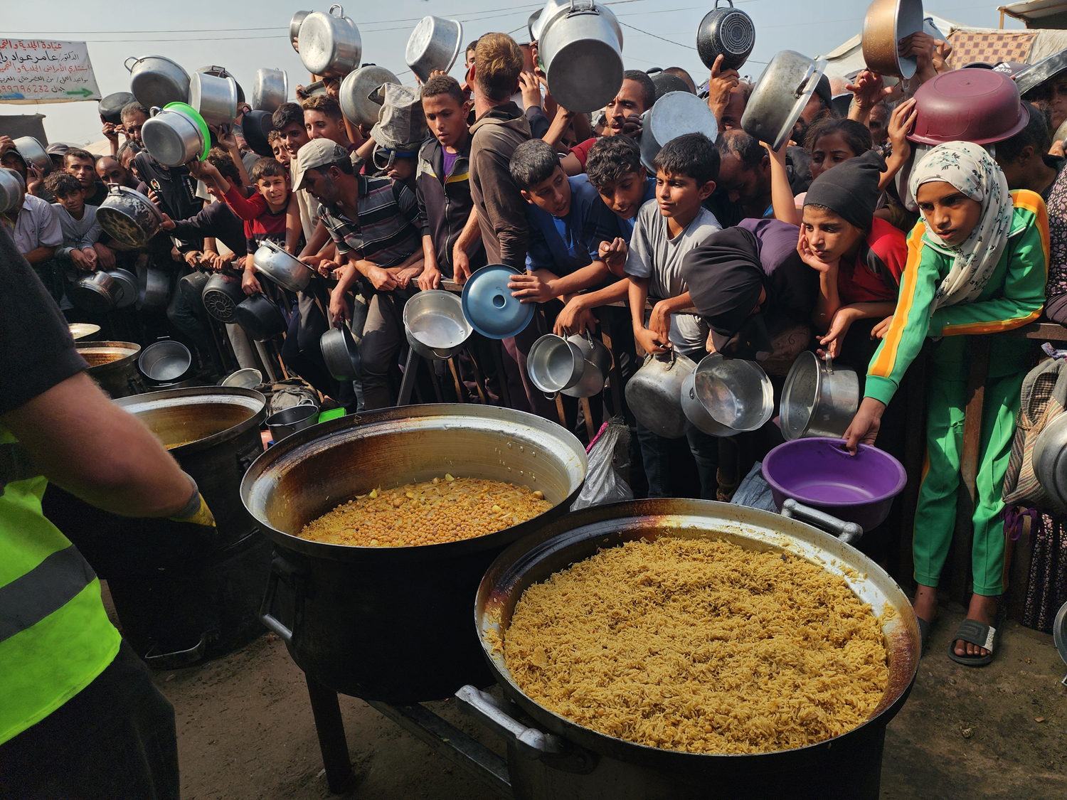 Izrael krši dogovor o prekinitvi ognja v Gazi in otežuje dostavo pomoči