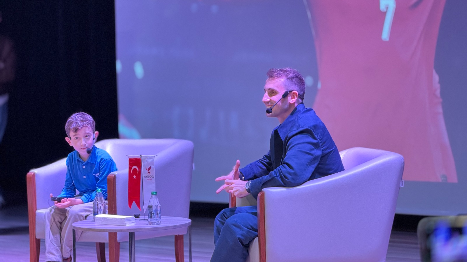 Kerem Aktürkoğlu izpolnil obljubo učencu in mu pomagal pri predsedniški kandidaturi v šoli