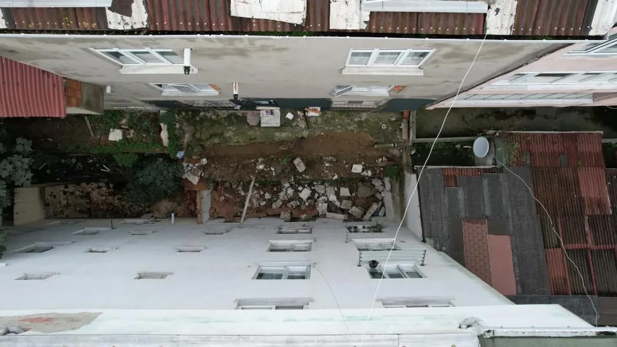 V Arnavutköyju se je porušil podporni zid, evakuirali dve stavbi